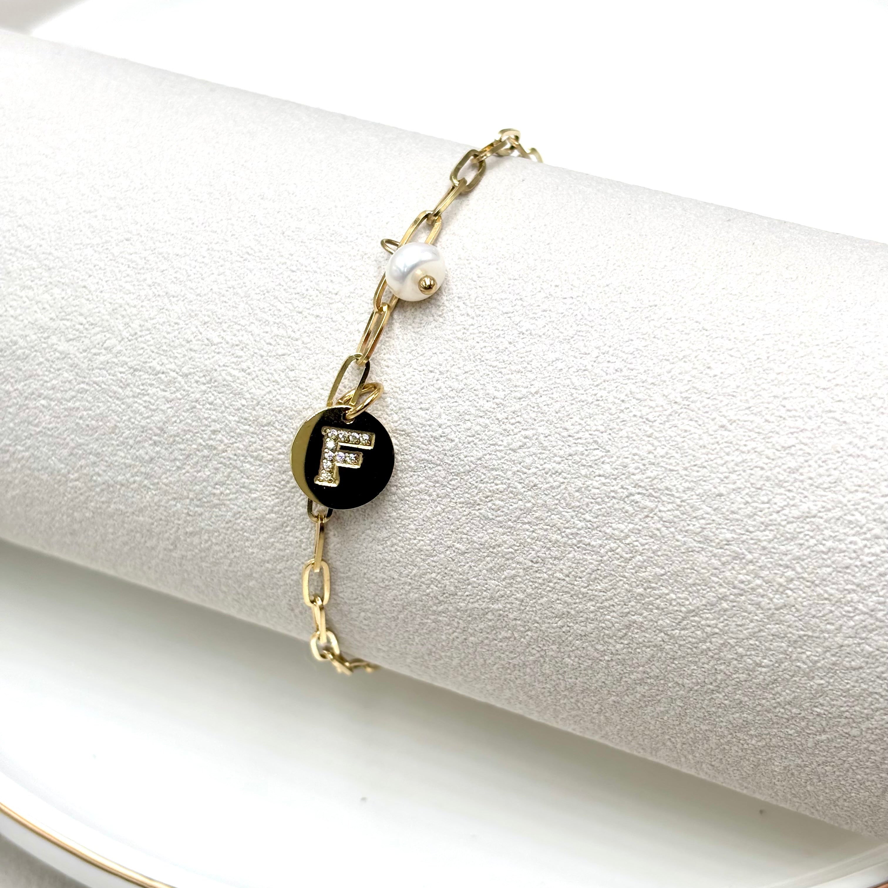 Bracelet personnalisé lettre initiale zirconium gravée et perle d'eau douce maille ovale en acier inoxydable doré