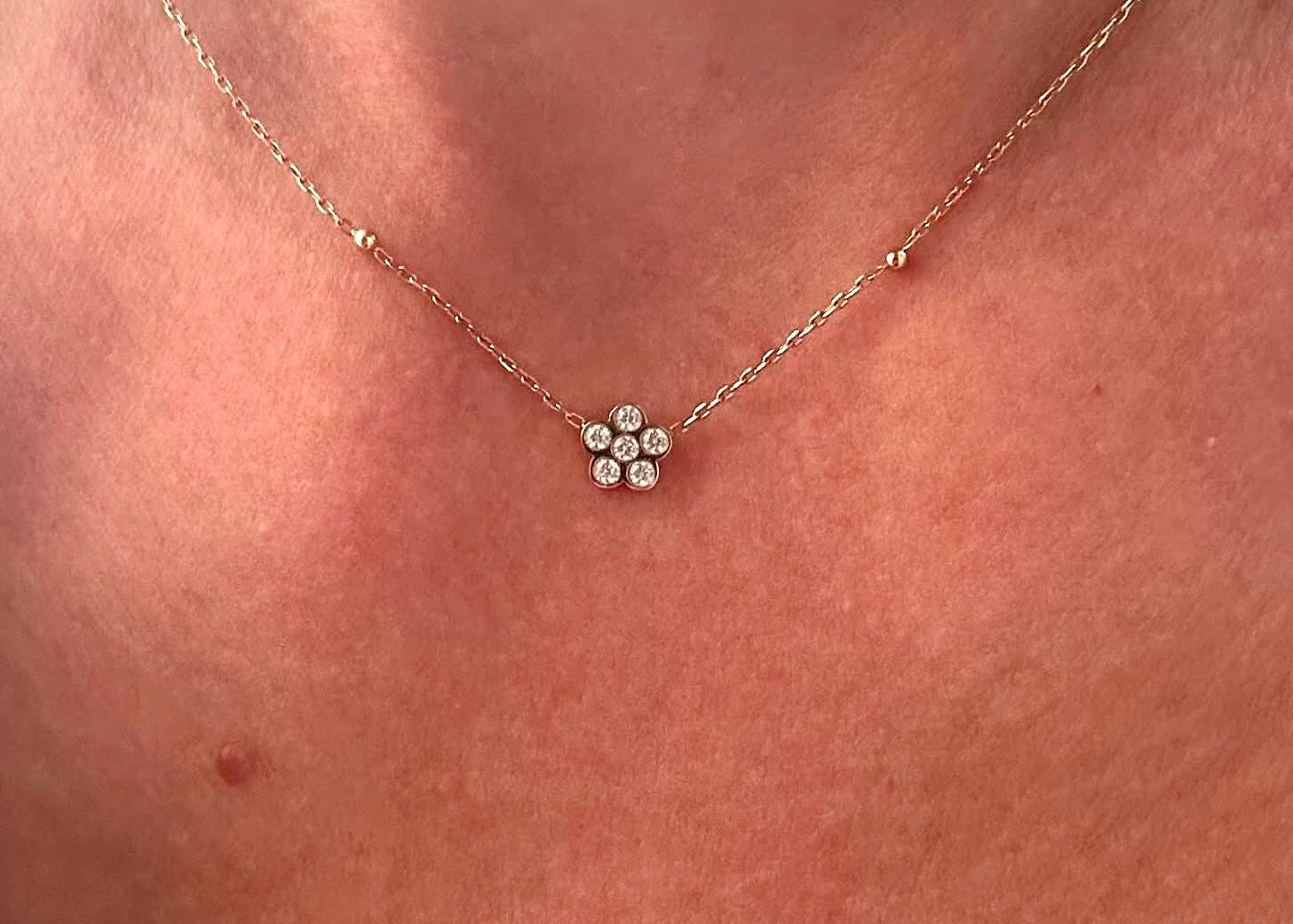 Collier fleur zirconium avec 2 billes en acier inoxydable doré à l'or fin