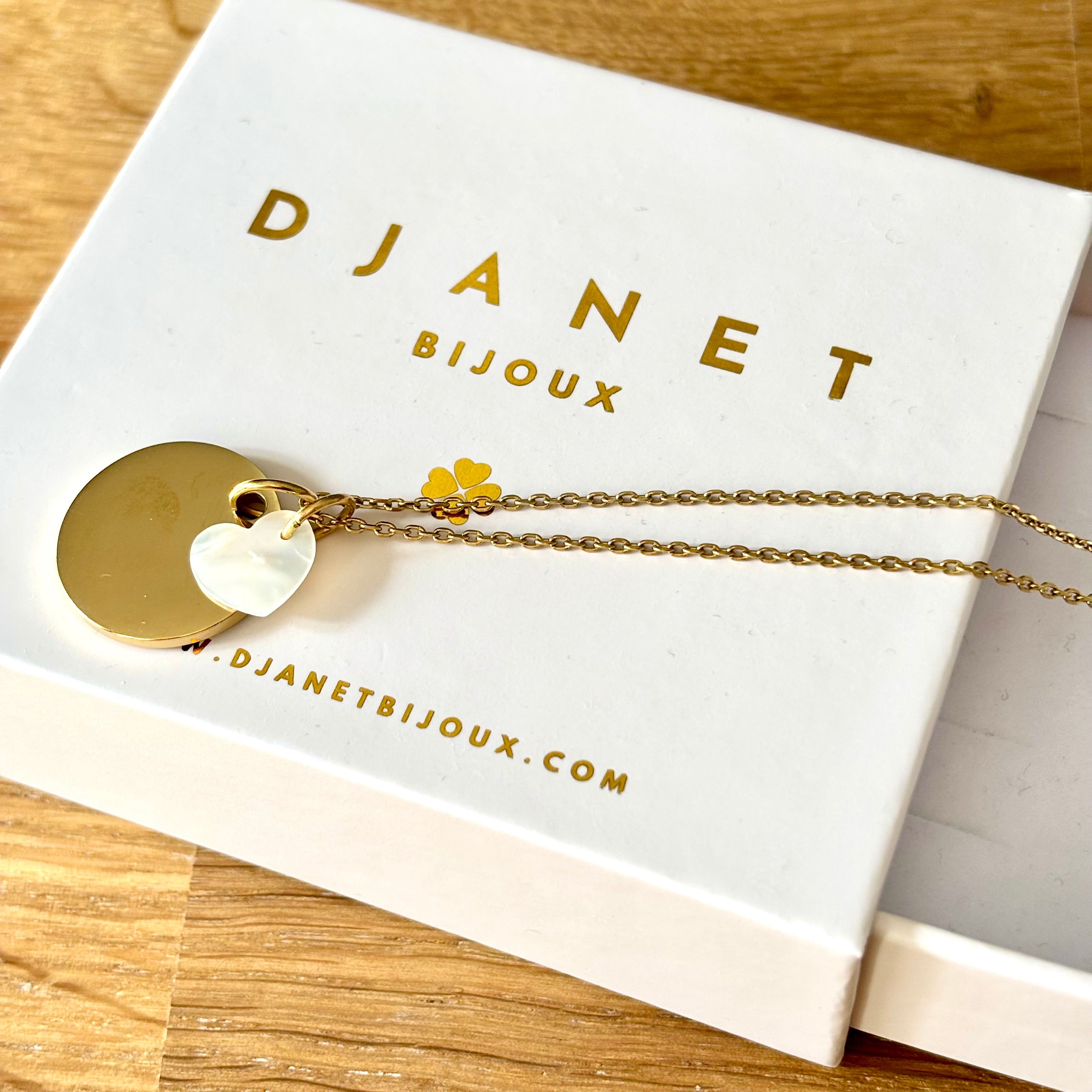 Collier personnalise medaille a graver en acier doré et charm coeur en nacre sur chaine fine présenté sur boite cadeau Djanet Bijoux