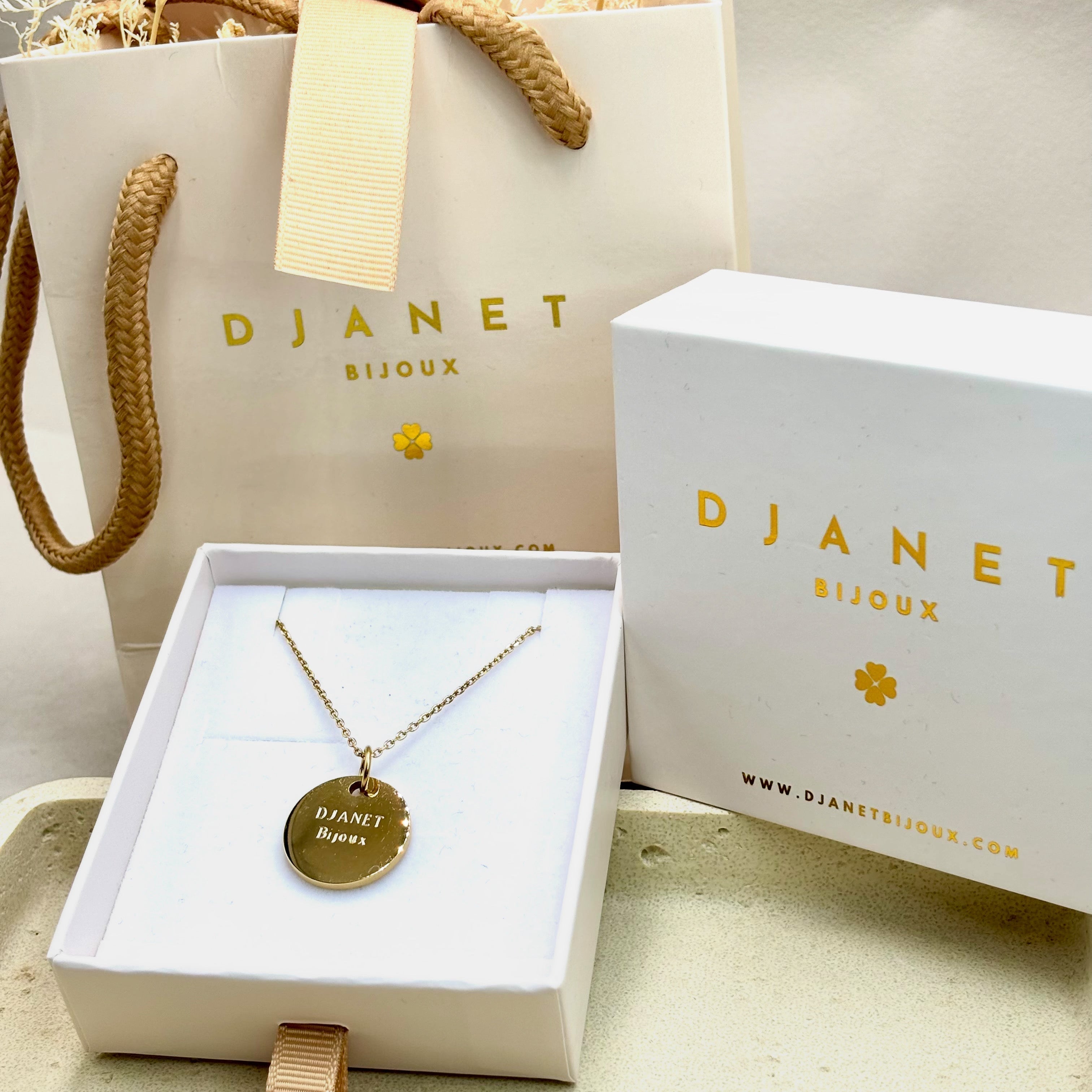 Collier doré avec médaille pendentif gravé présenté sur boite cadeau tiroir DJANET BIJOUX