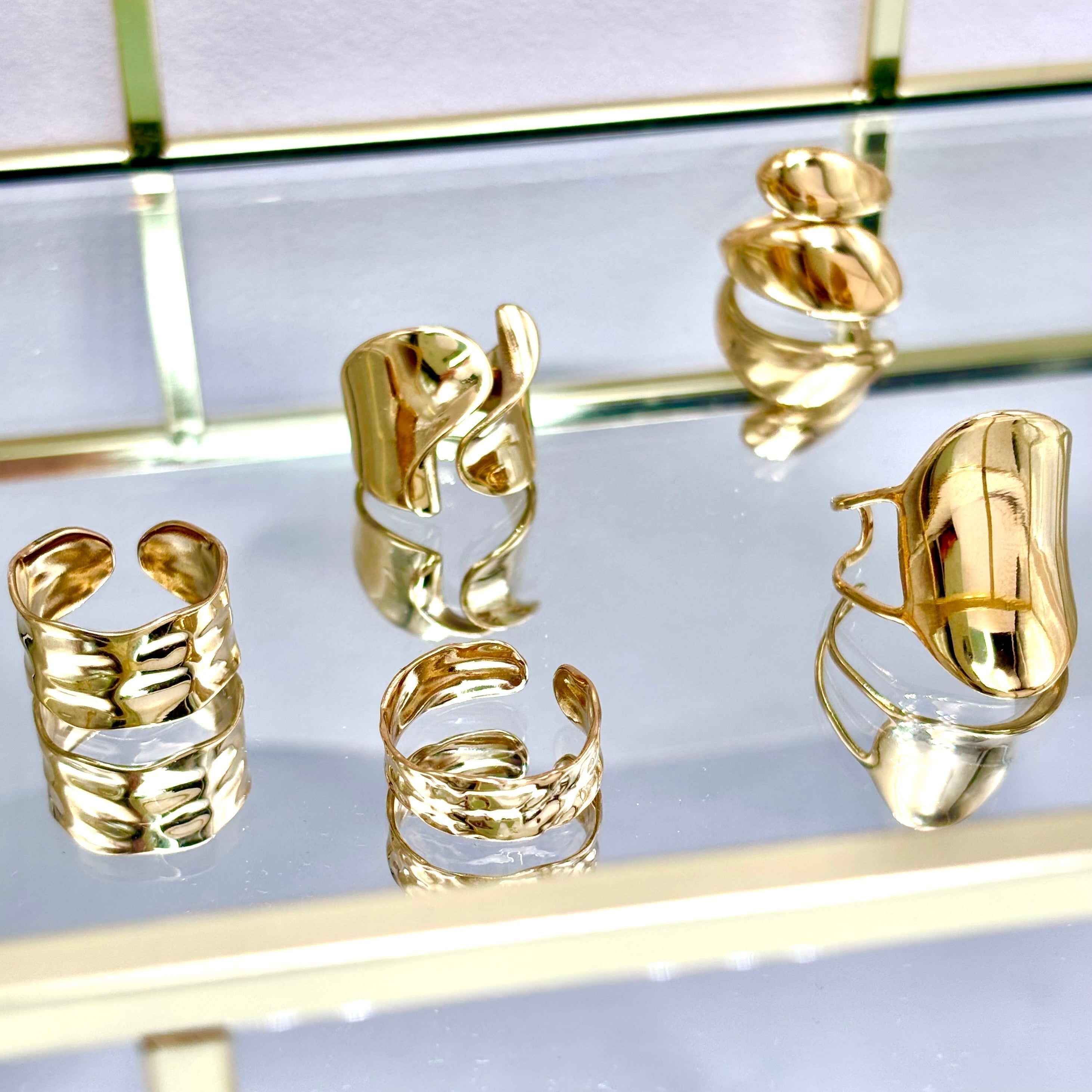 Bagues acier inoxydable doré femme présentées sur miroir 