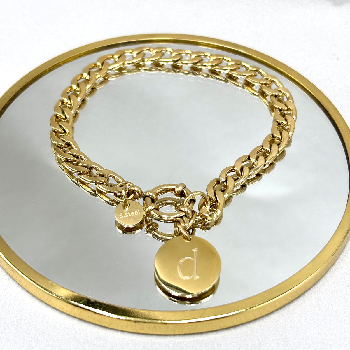 Gourmette en acier inoxydable 316L doré à l'or fin 14K et fermoir mousqueton rond avec médaille gravée lettre 