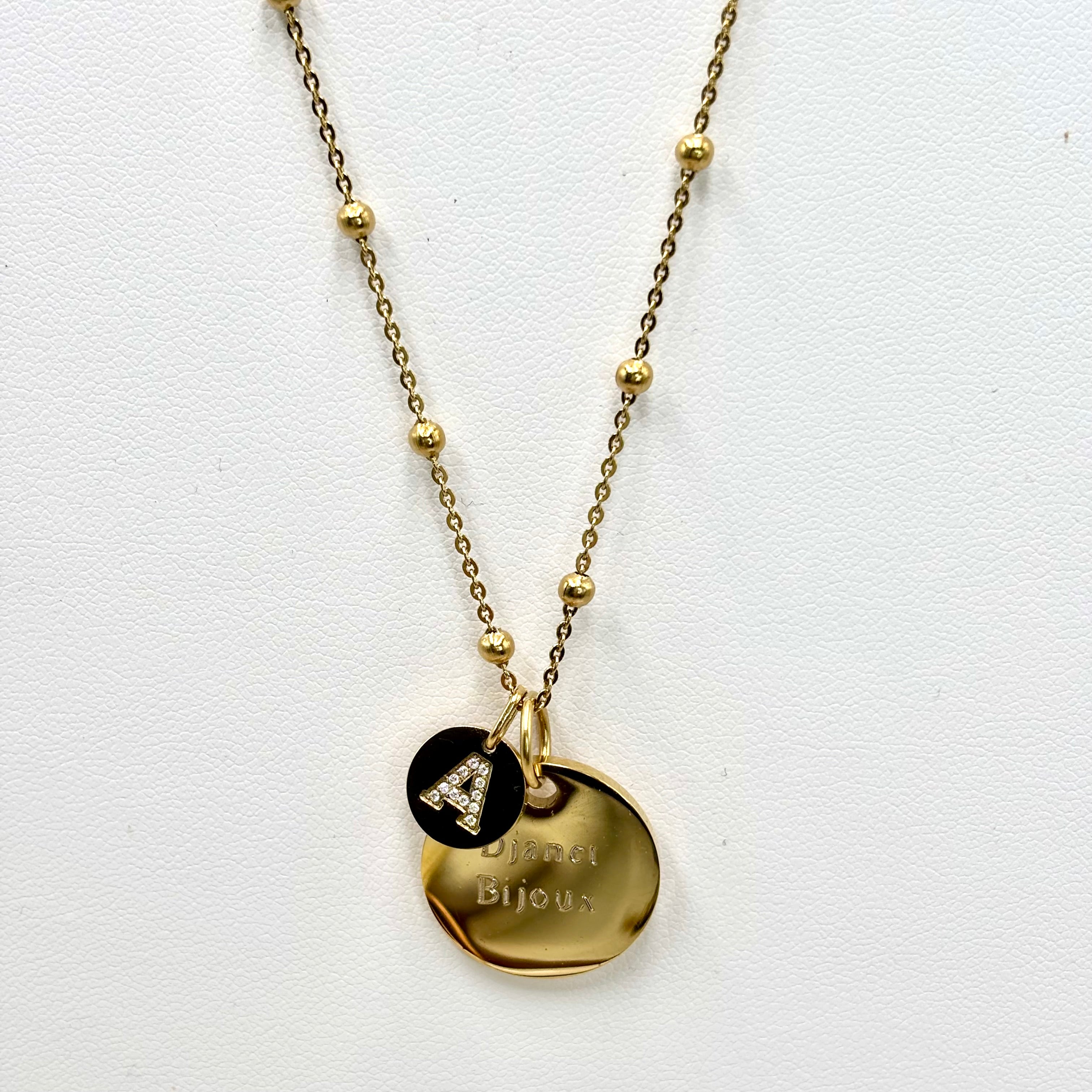 Collier Personnalisé Femme Médaille à Graver & Charm Lettre Zirconium – Djanet Bijoux