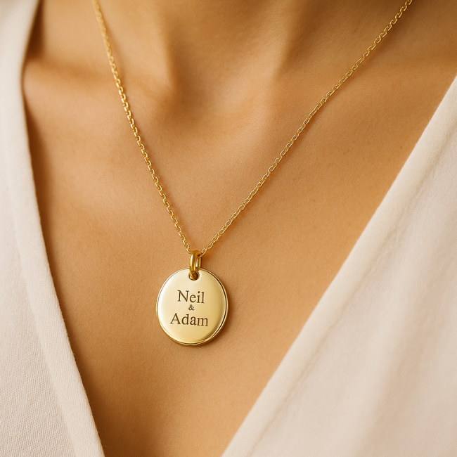 Collier Personnalisé Femme Médaille à Graver – Doré à l’Or Fin | Djanet Bijoux