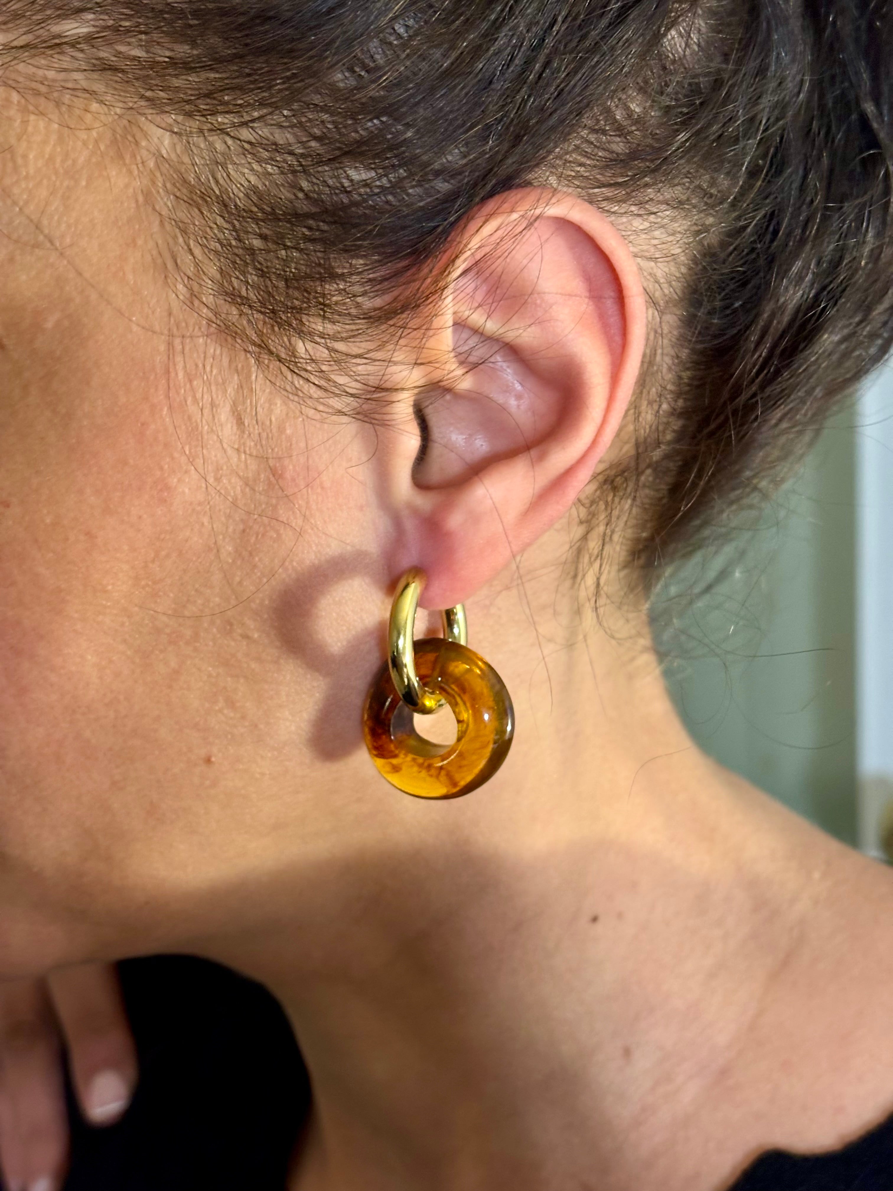 Boucles d'Oreilles Créoles en acier doré avec anneau donut en acétate coloré Lola – Djanet Bijoux