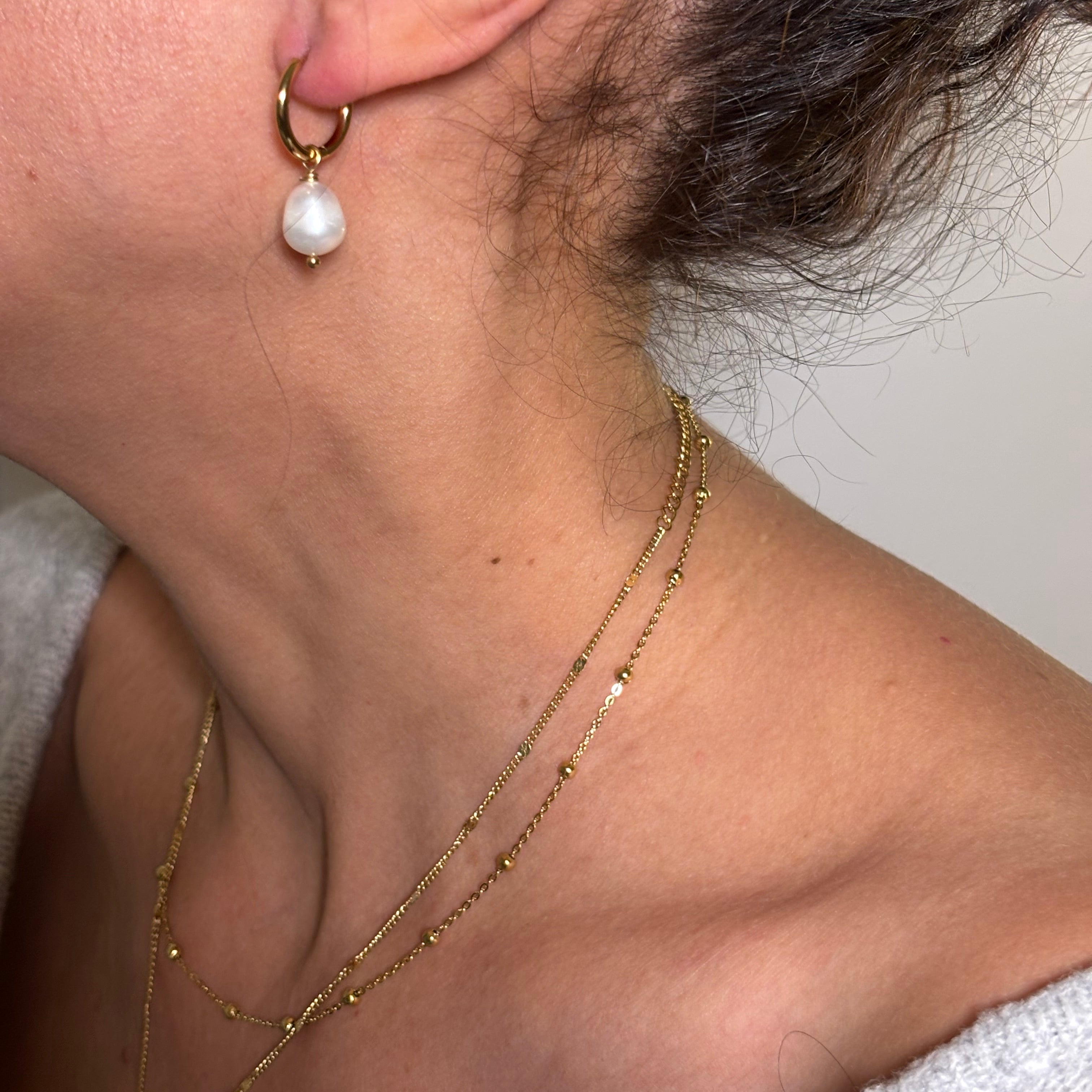 Boucles d’oreilles créoles en acier doré avec perles d’eau douce naturelles – Djanet Bijoux