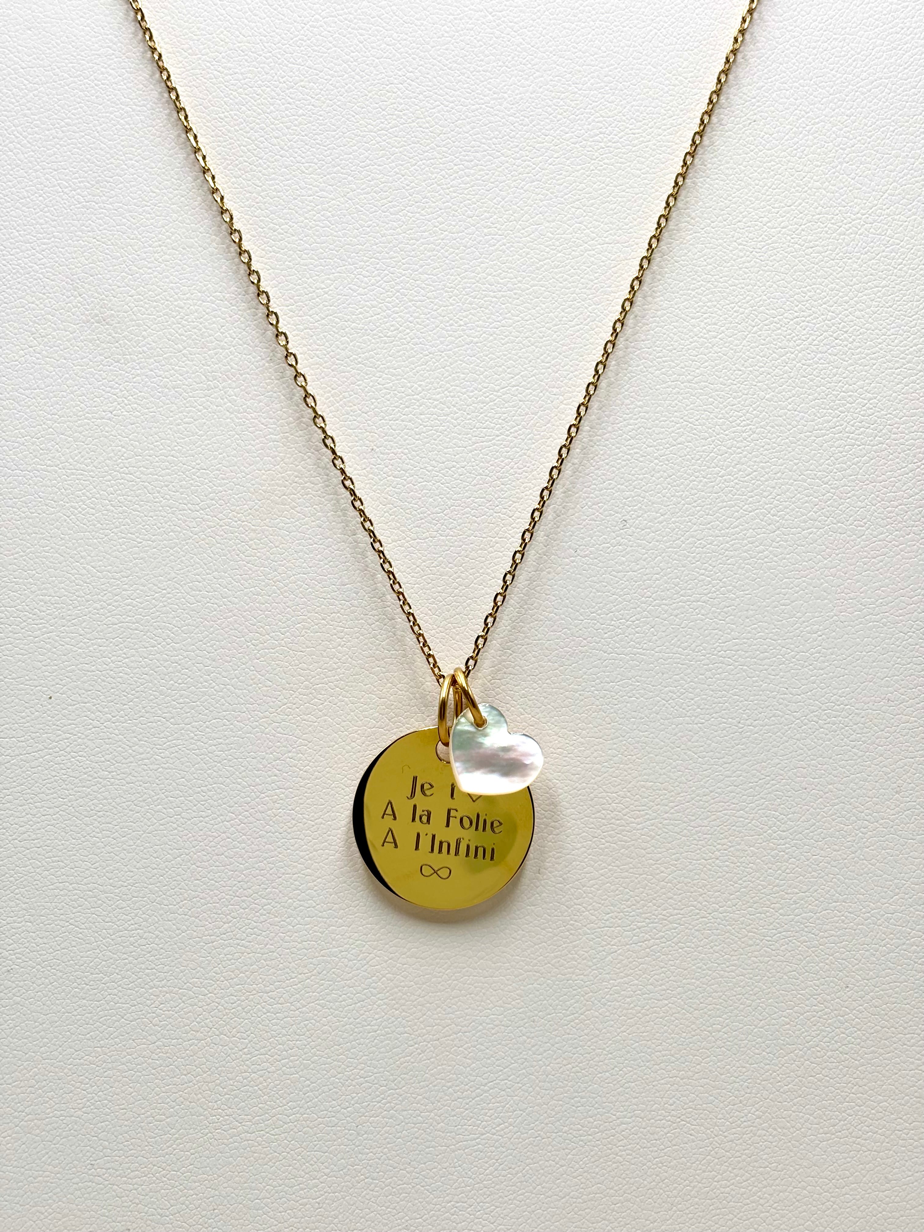Collier Personnalisé Femme Médaille à Graver doré à l’or fin & Charm Coeur en Nacre - Djanet Bijoux