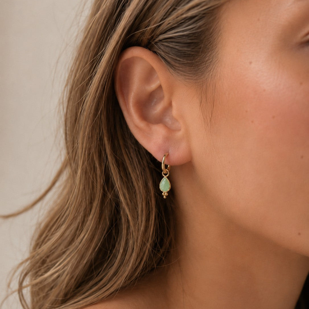 Boucles d'oreilles mini créoles acier doré et pierres naturelle aventurine verte portées Djanet Bijoux