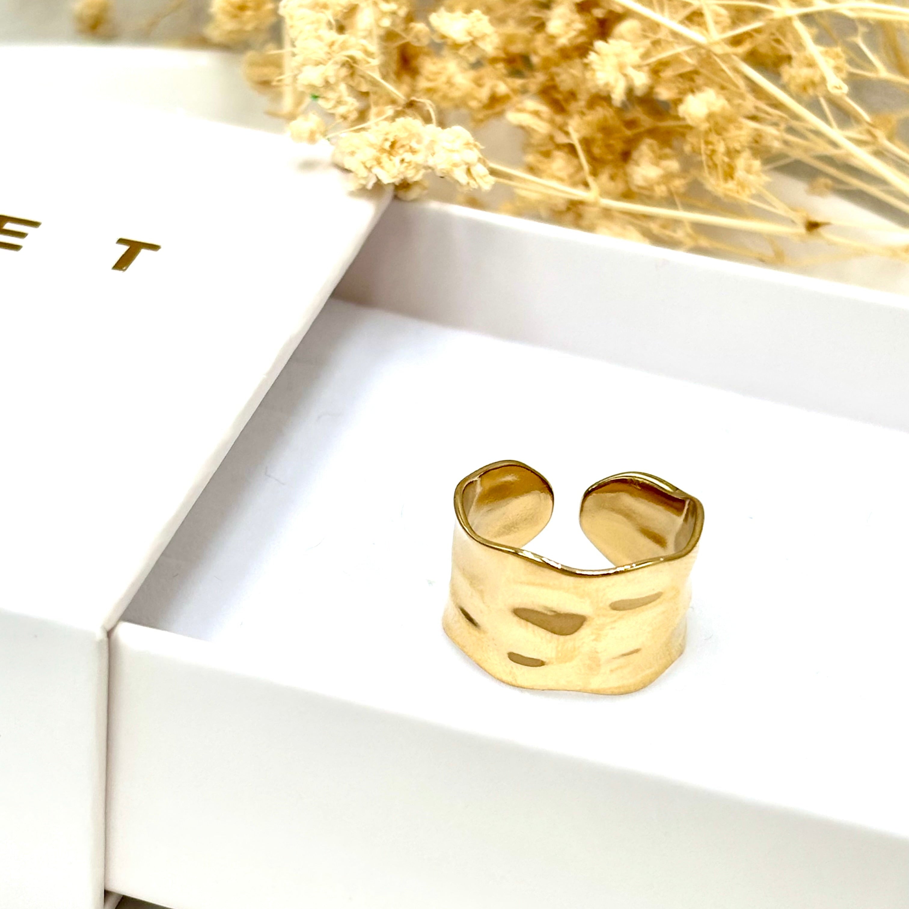 Bague en acier inoxydable doré ondulée martelée ajustable