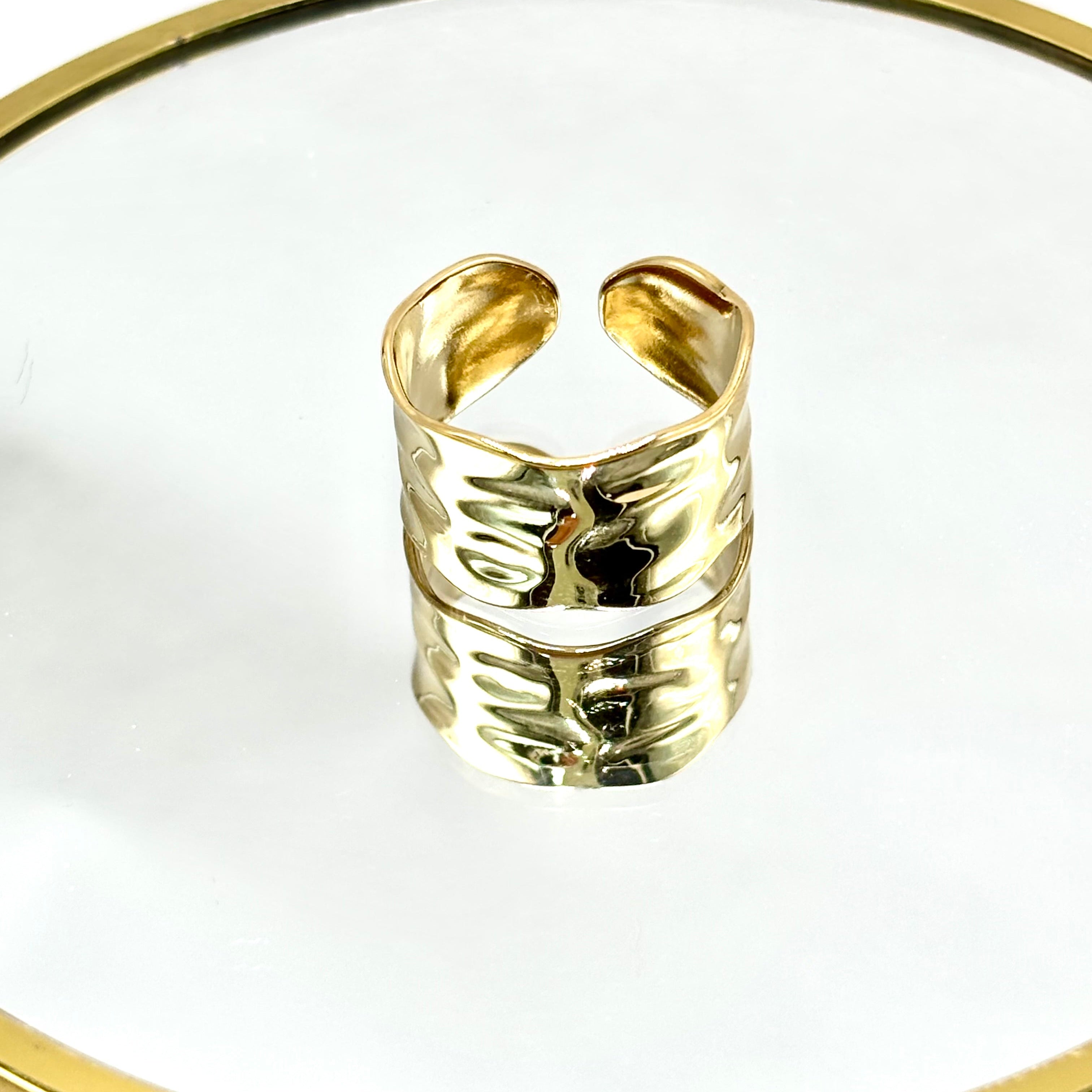 Bague en acier inoxydable doré large martelée ouverte ajustable
