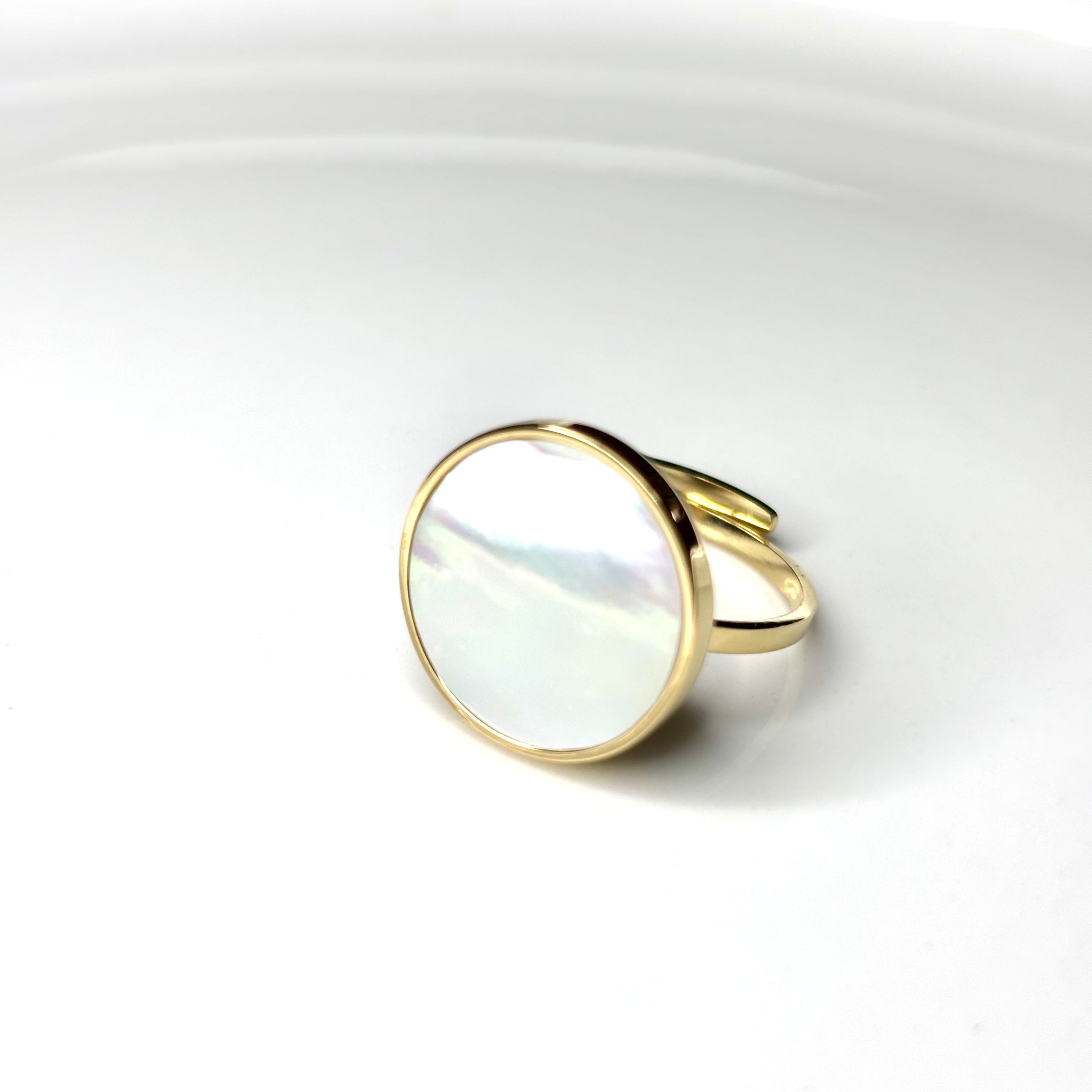 Bague anneau orne de nacre blanche sertie en acier inoxydable doré