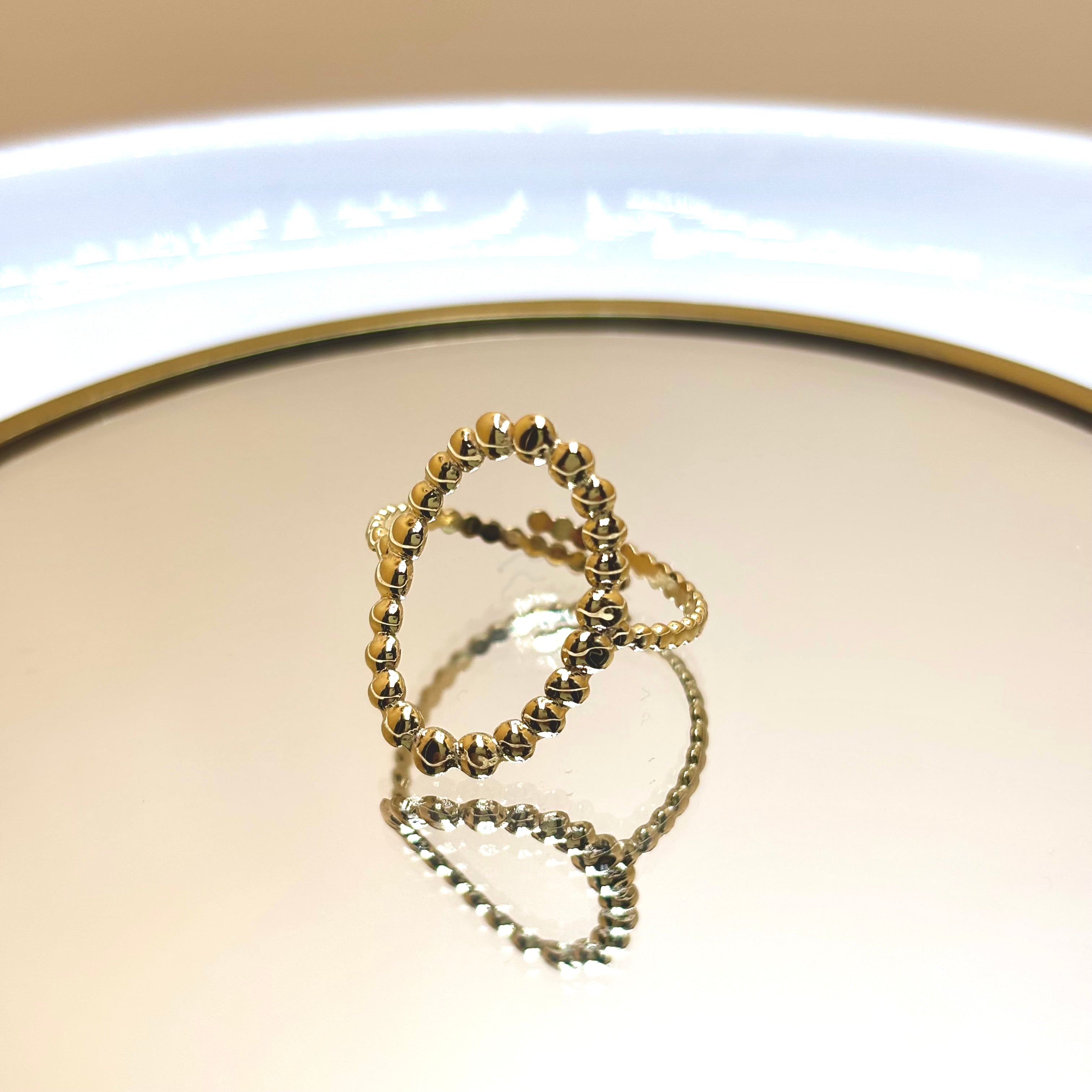 Bague femme en acier dore forme ovale ajouré contour effet billes anneau texturé ajustable 