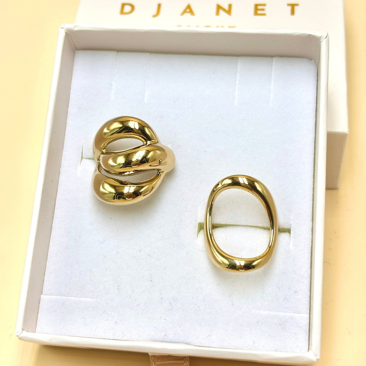 Bagues larges en acier inoxydable doré vagues épaisses entrelacées ajourées et grand ovale ajouré présentées dans boite cadeau tiroir Djanet Bijoux