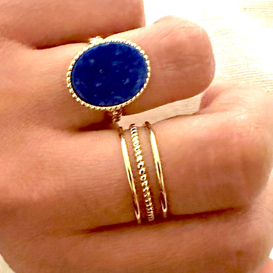 Bague Romy anneau ajustable surmonté d'une médaille ovale ornée de pierre naturelle lapis lazuli bord grenetis acier inoxydable doré à l'or fin
