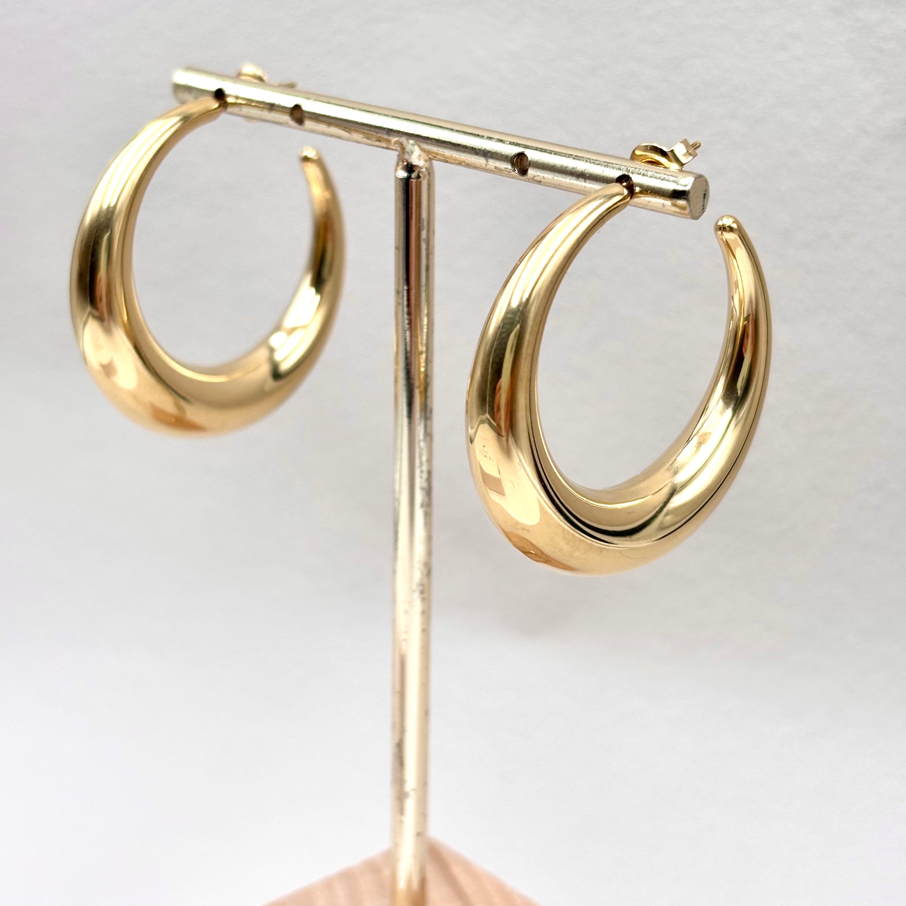 Boucles d'oreilles créoles croissant de lune en acier inoxydable doré sur support en acier doré 