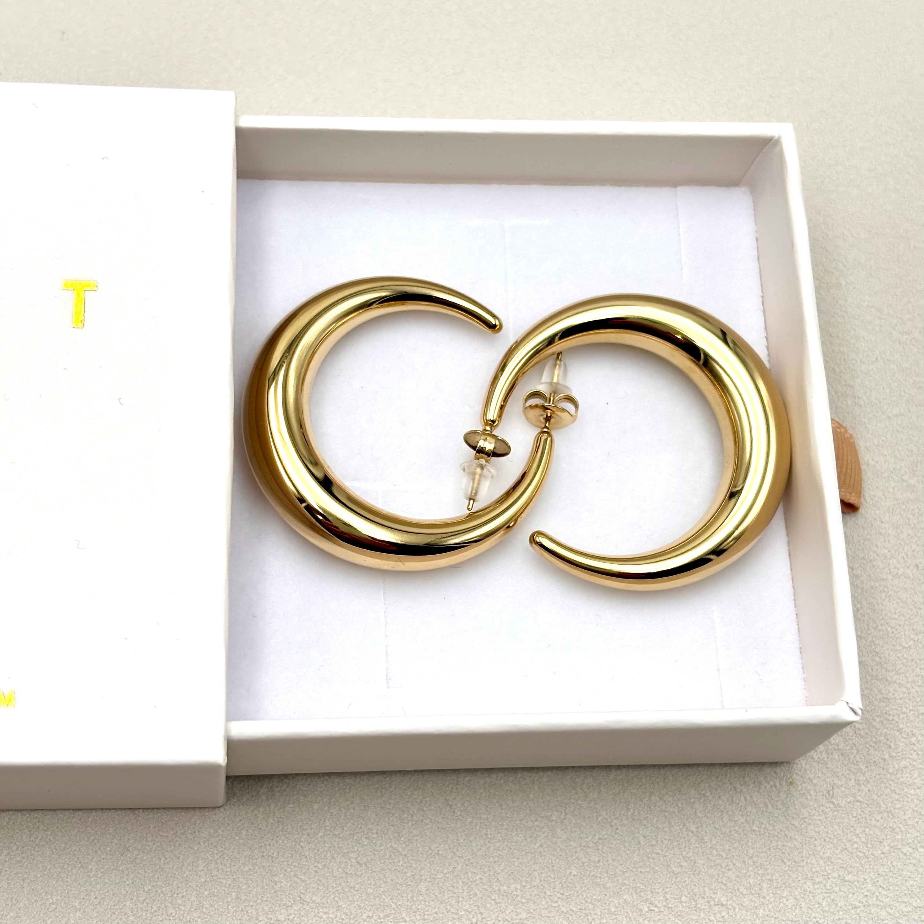 Boucles d'oreilles créoles ouvertes croissant de lune en acier inoxydable doré dans sa boite cadeau Djanet Bijoux