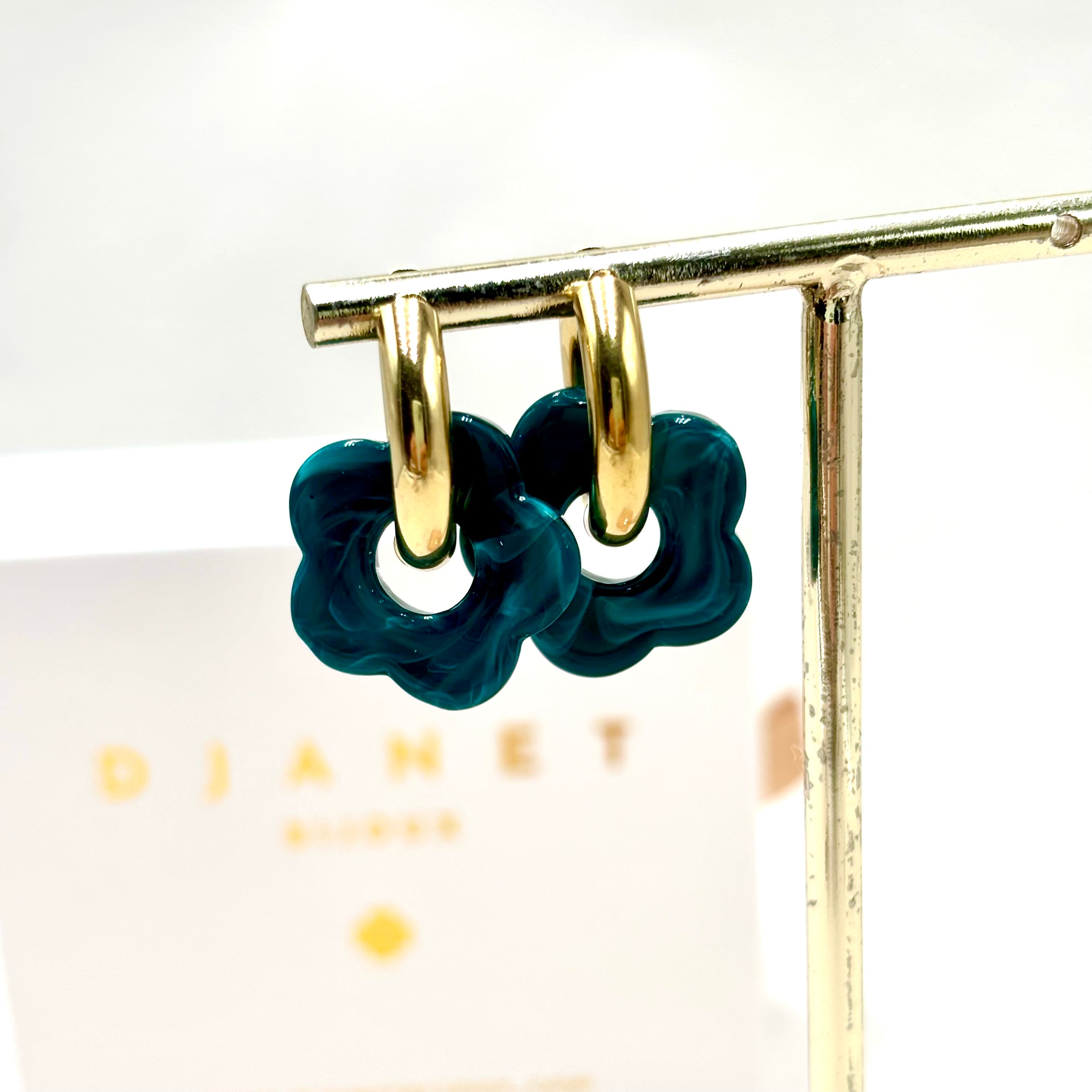 Boucles d'oreilles créoles en acier doré orné d'une fleur en acétate bleu pétrole 