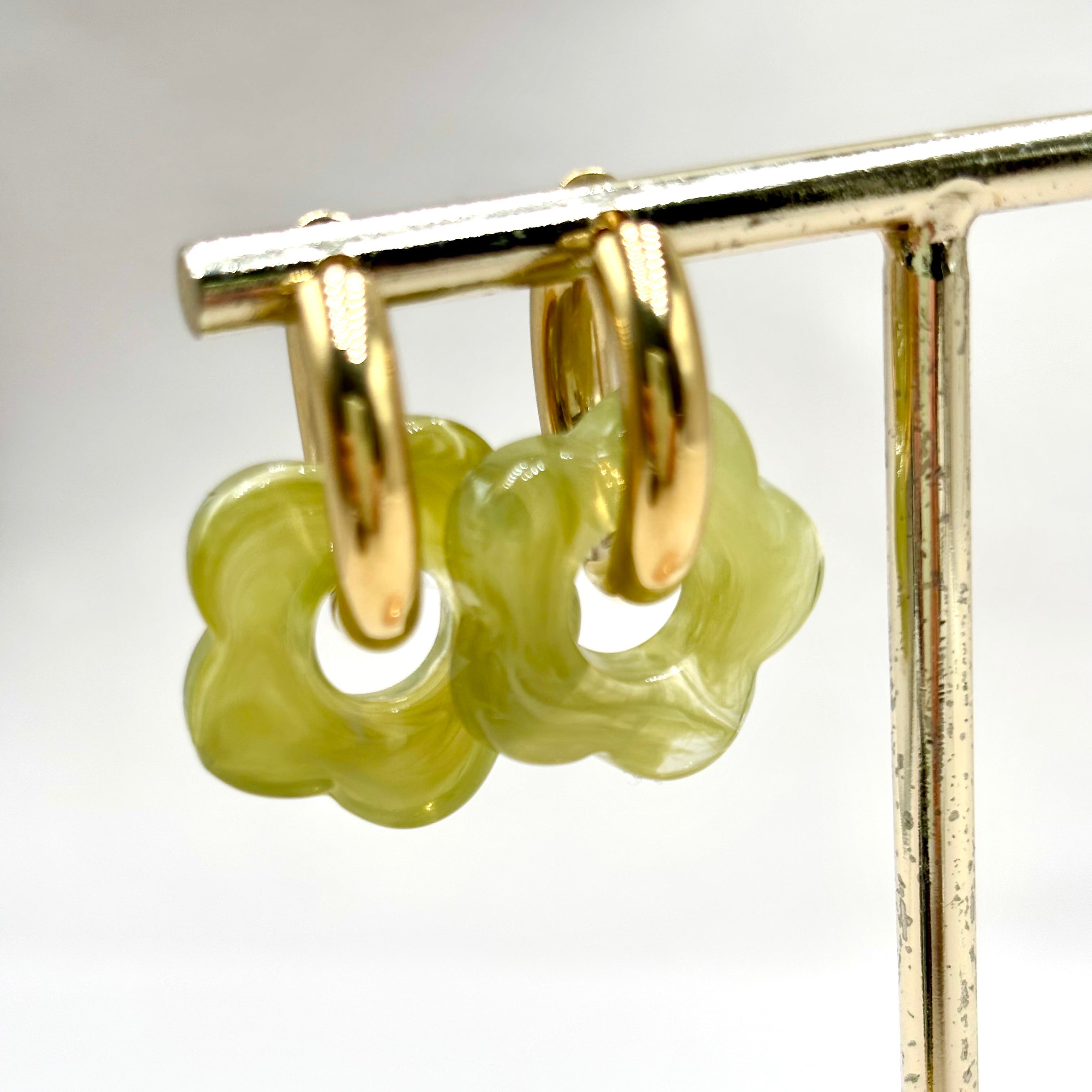 Boucles d'oreilles créoles en acier doré orné d'une fleur en acétate vert clair