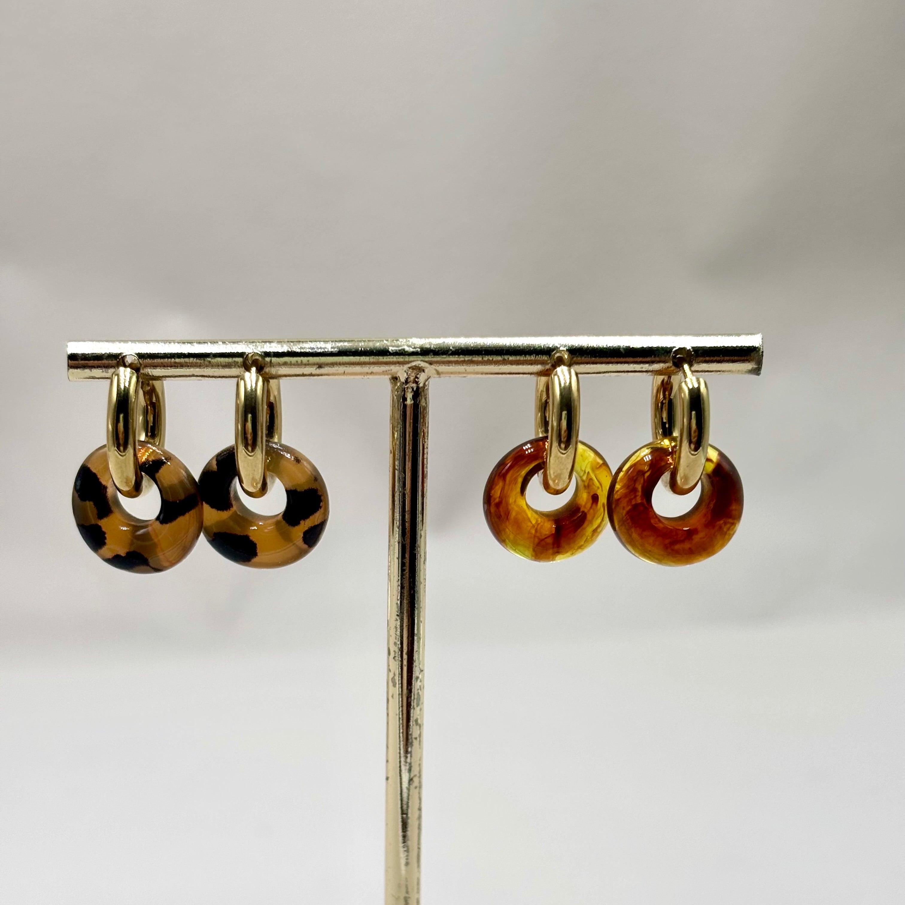 Boucles d'oreilles mini créoles en acier inoxydable doré en acétate couleur marron et leopard sur présentoir