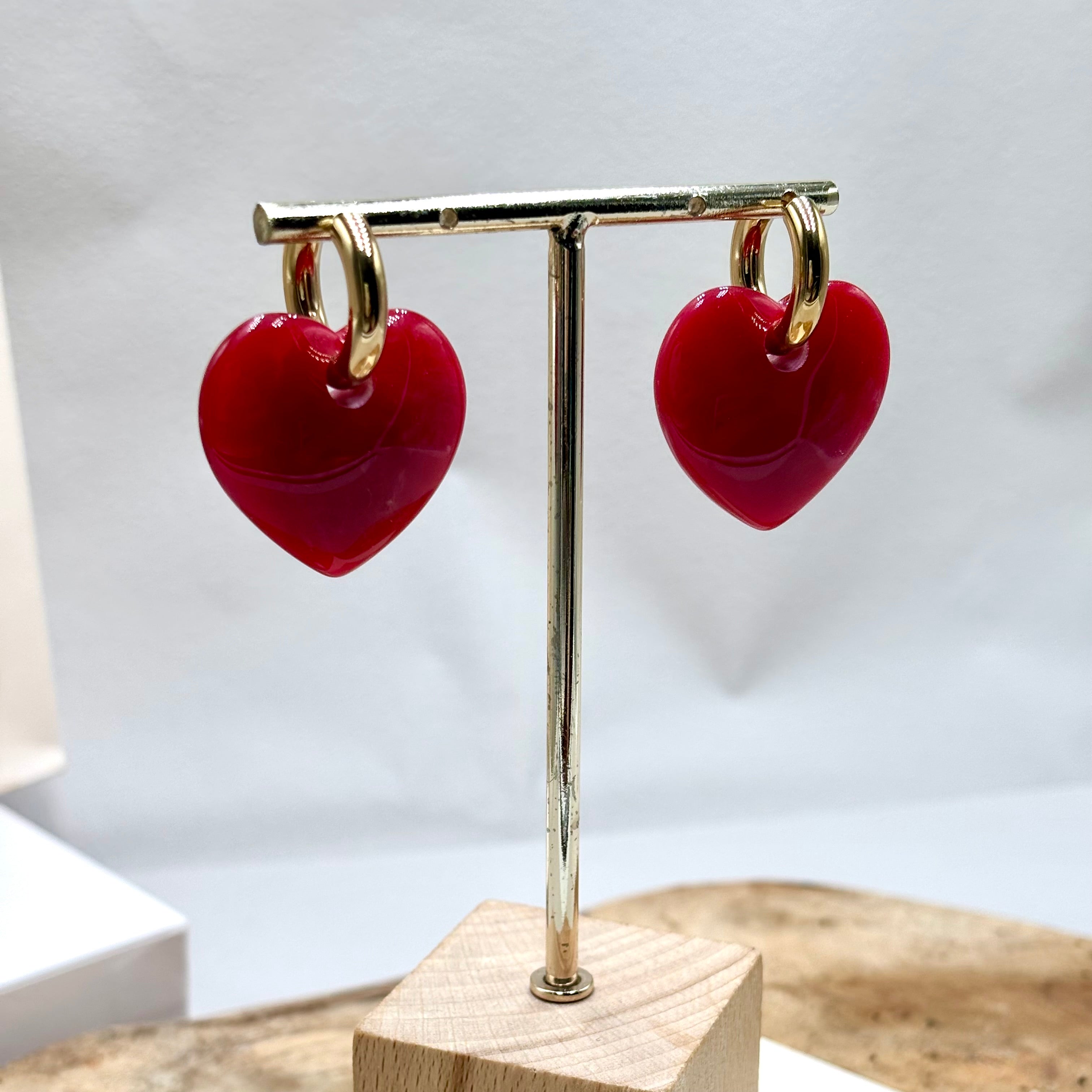 Boucles d'oreilles anneau en acier inoxydable dore et coeur en acétate rouge Djanet Bijoux sur présentoir