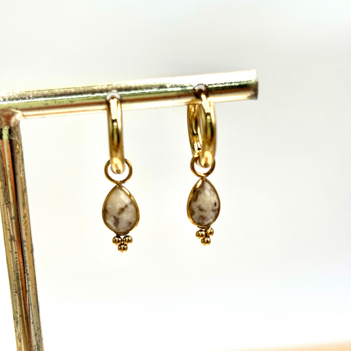 Boucles d'oreilles mini créoles en acier dorée goutte jaspe paysage 