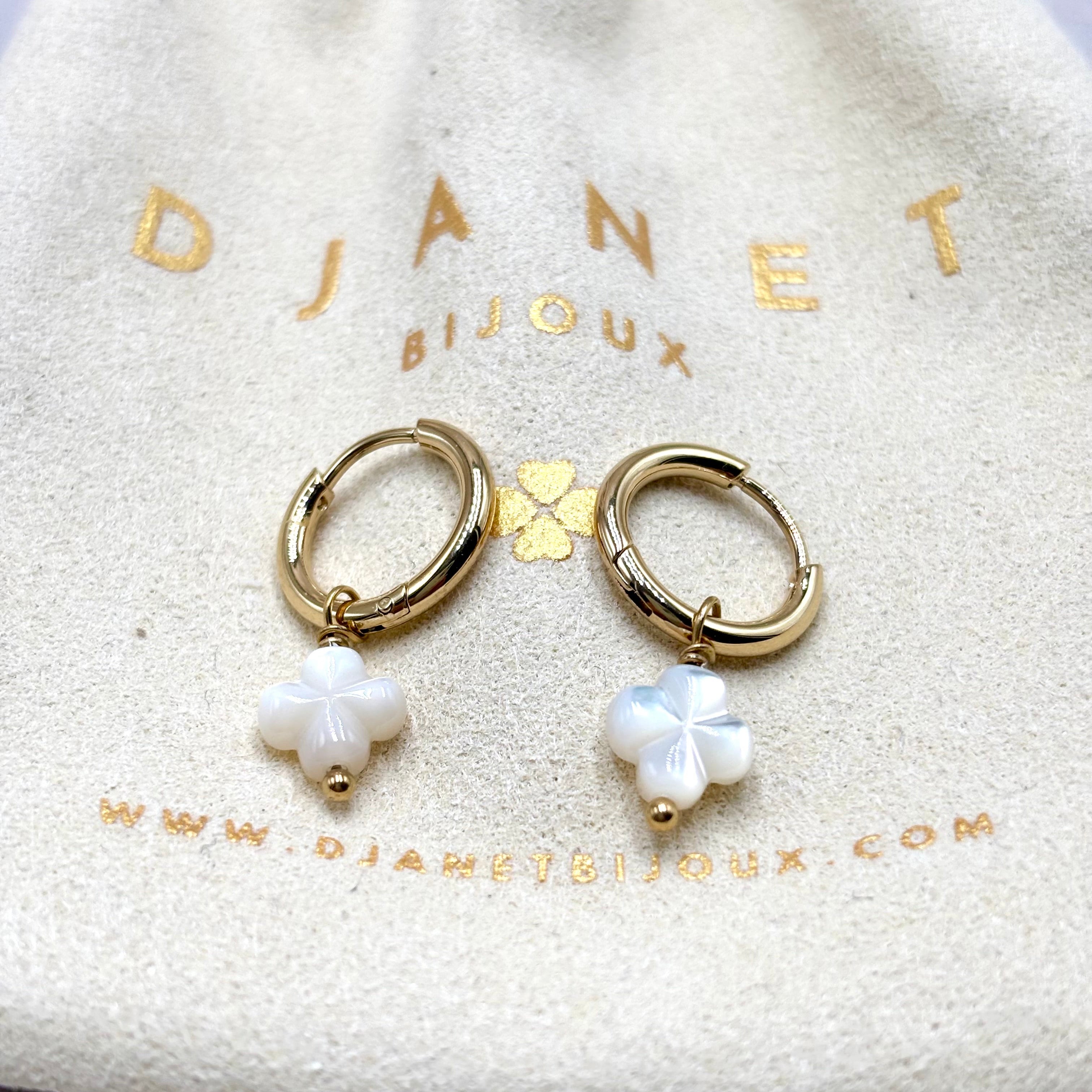 Boucles d'oreilles mini créoles en acier doré et trèfle en nacre sur pochon - Djanet Bijoux