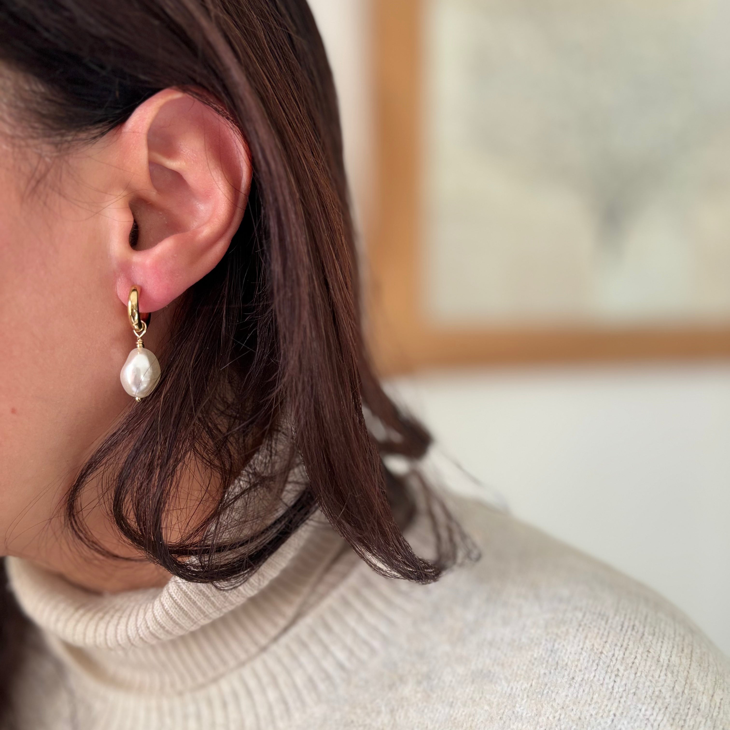 Boucles d'oreilles  anneau acier inoxydable doré et gouttes en perle de résine VERA