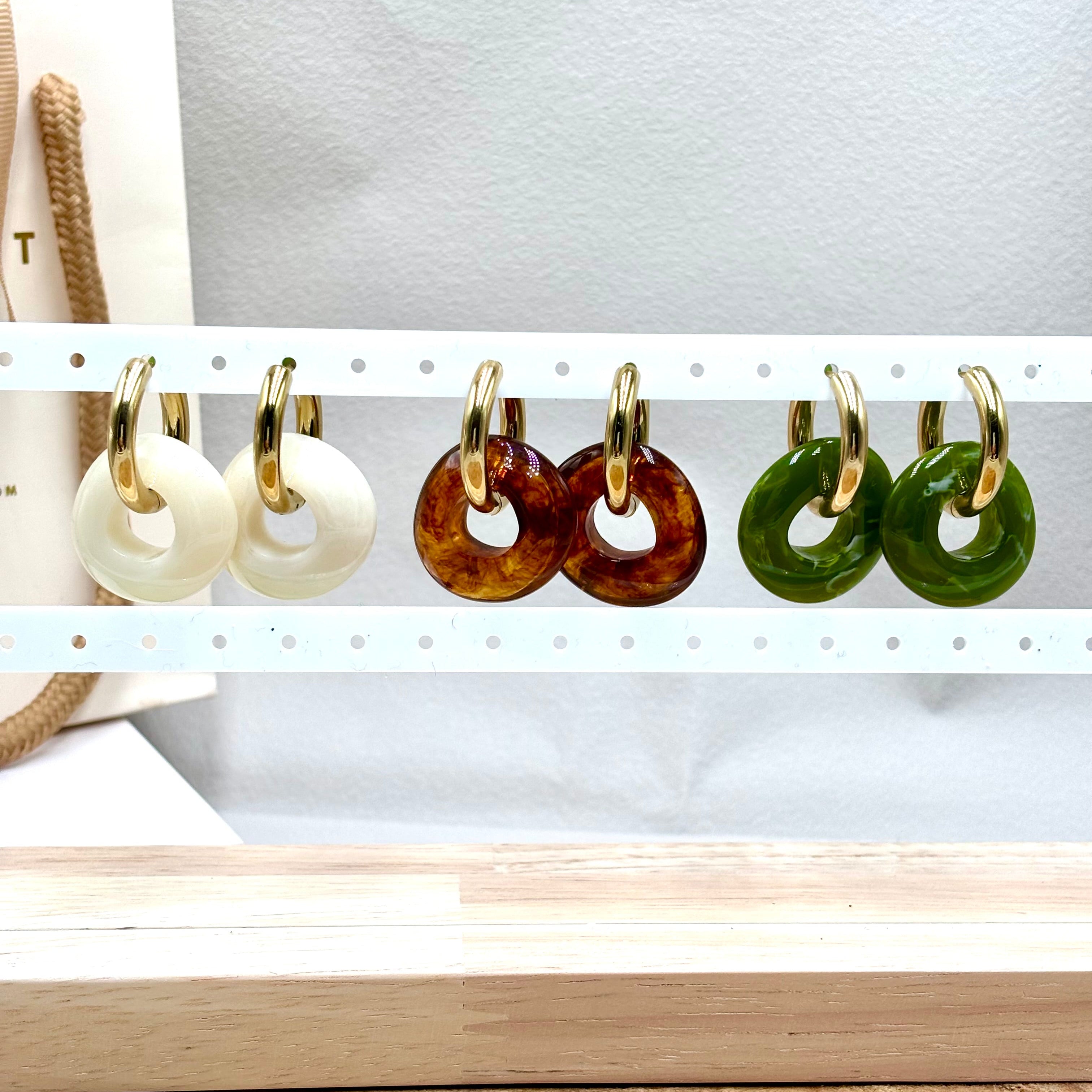 Boucles d'oreilles créoles en acier inoxydable doré et anneaux pendants en forme de donut en acétate coloré blanc ivoire, marron et vert kaki
