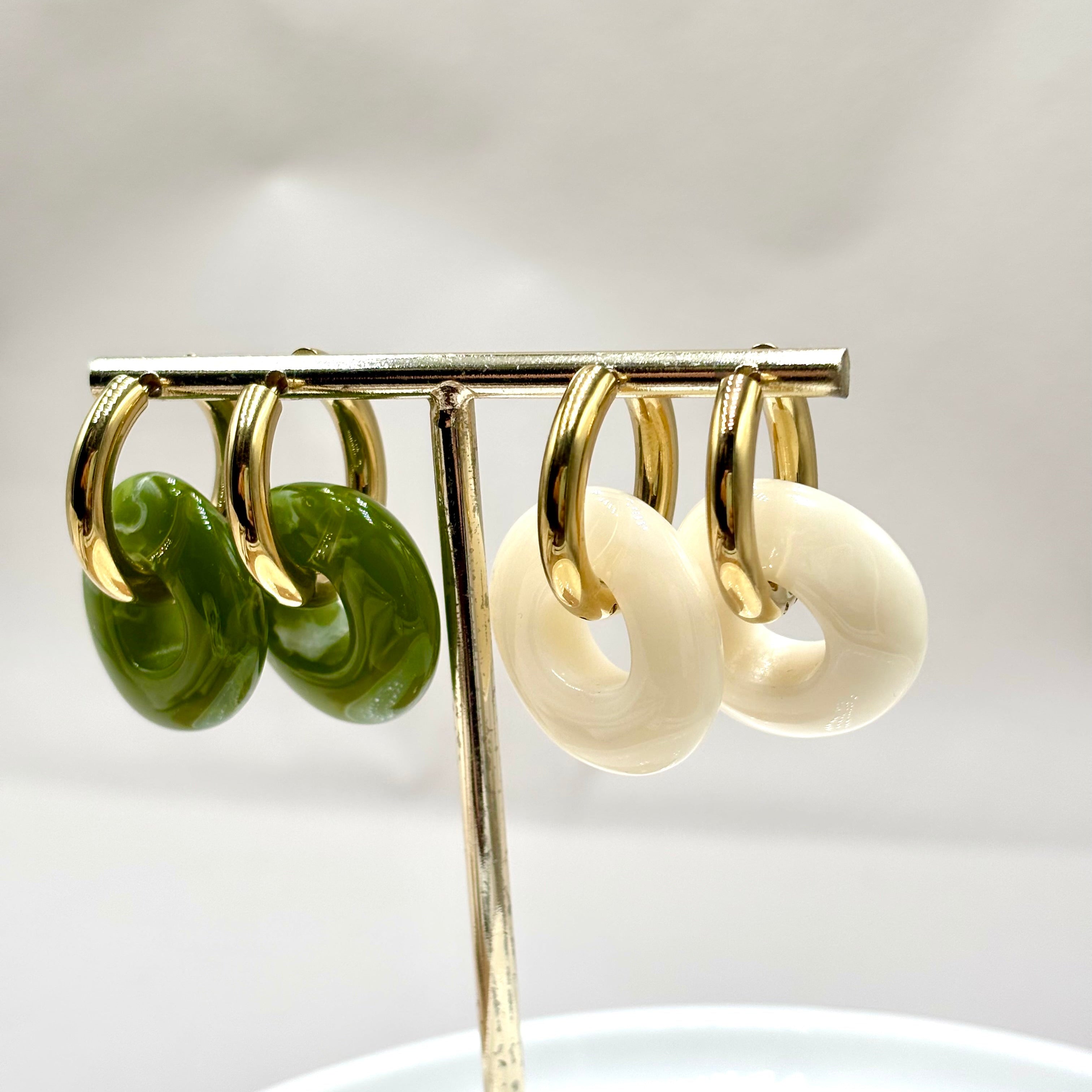 Boucles d'oreilles créoles en acier inoxydable doré et anneaux pendants en forme de donut en acétate coloré blanc ivoire et vert kaki