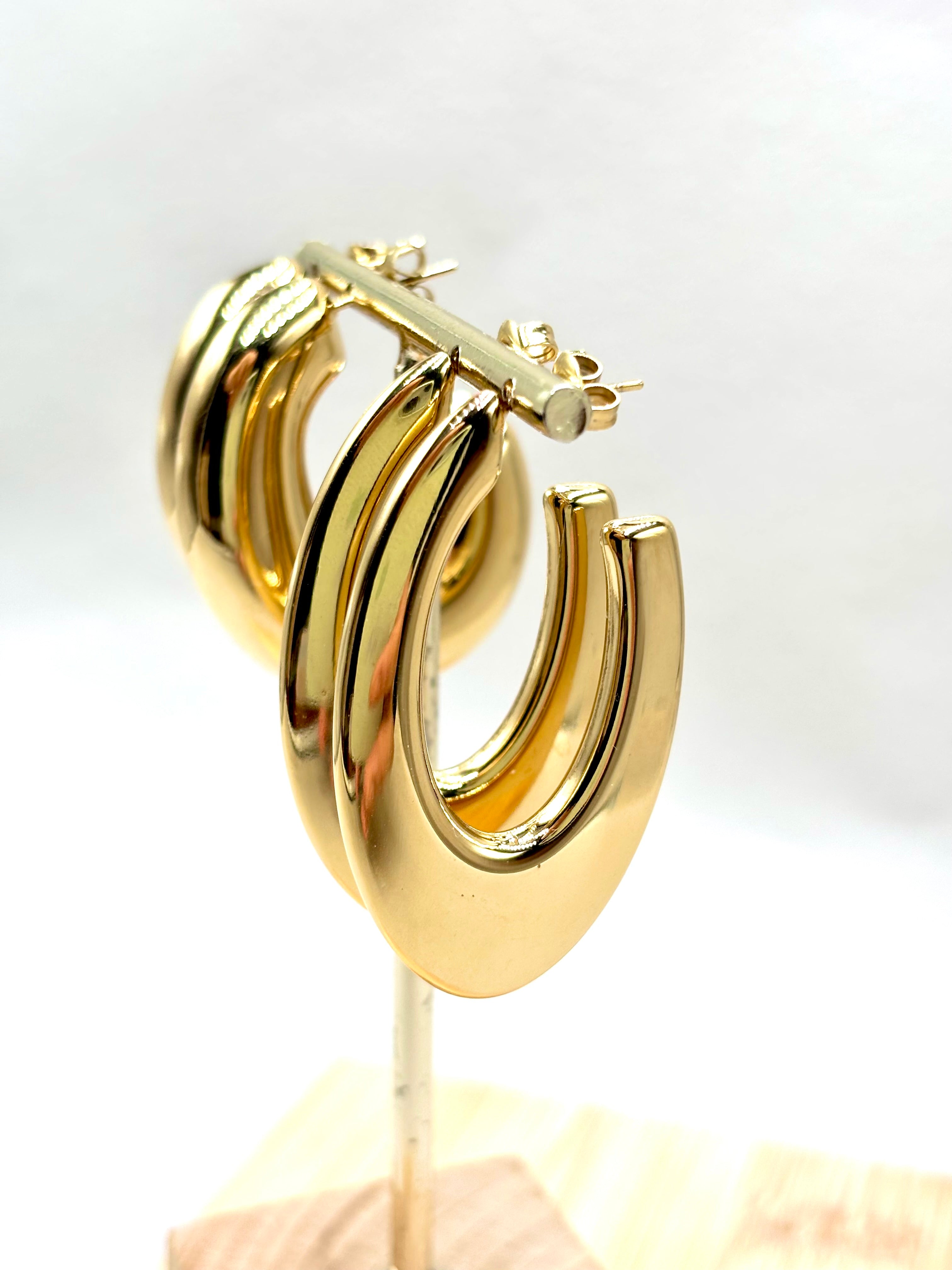 Boucles d'oreilles créoles ovales effet plat acier inoxydable doré sur présentoir doré 