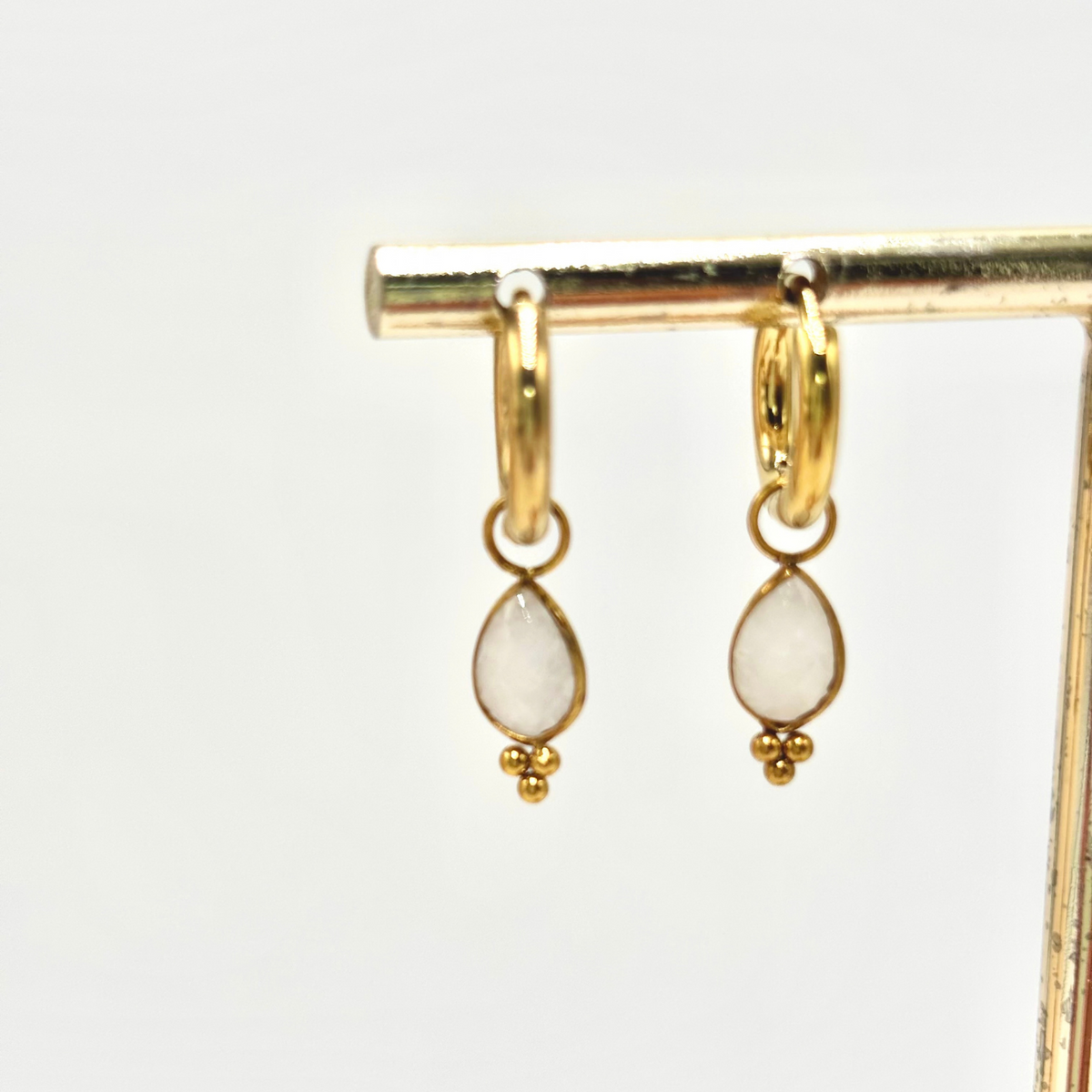 Boucles d'oreilles mini créoles dorées goutte agate blanche