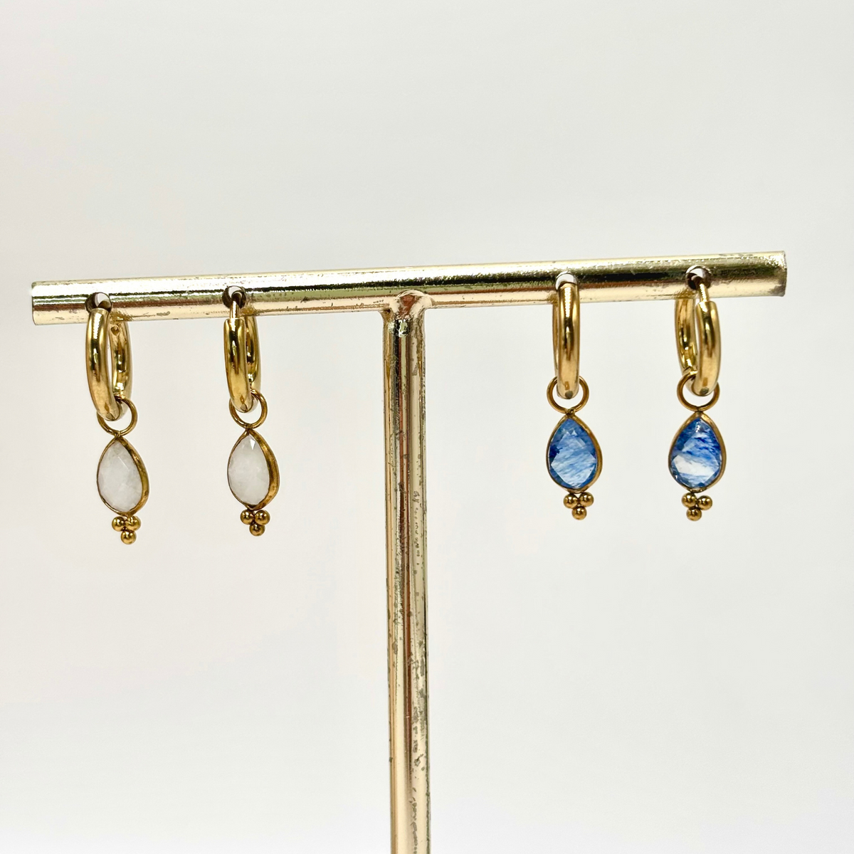 Boucles d'oreilles mini créoles dorées goutte agate blanche et aventurine bleue