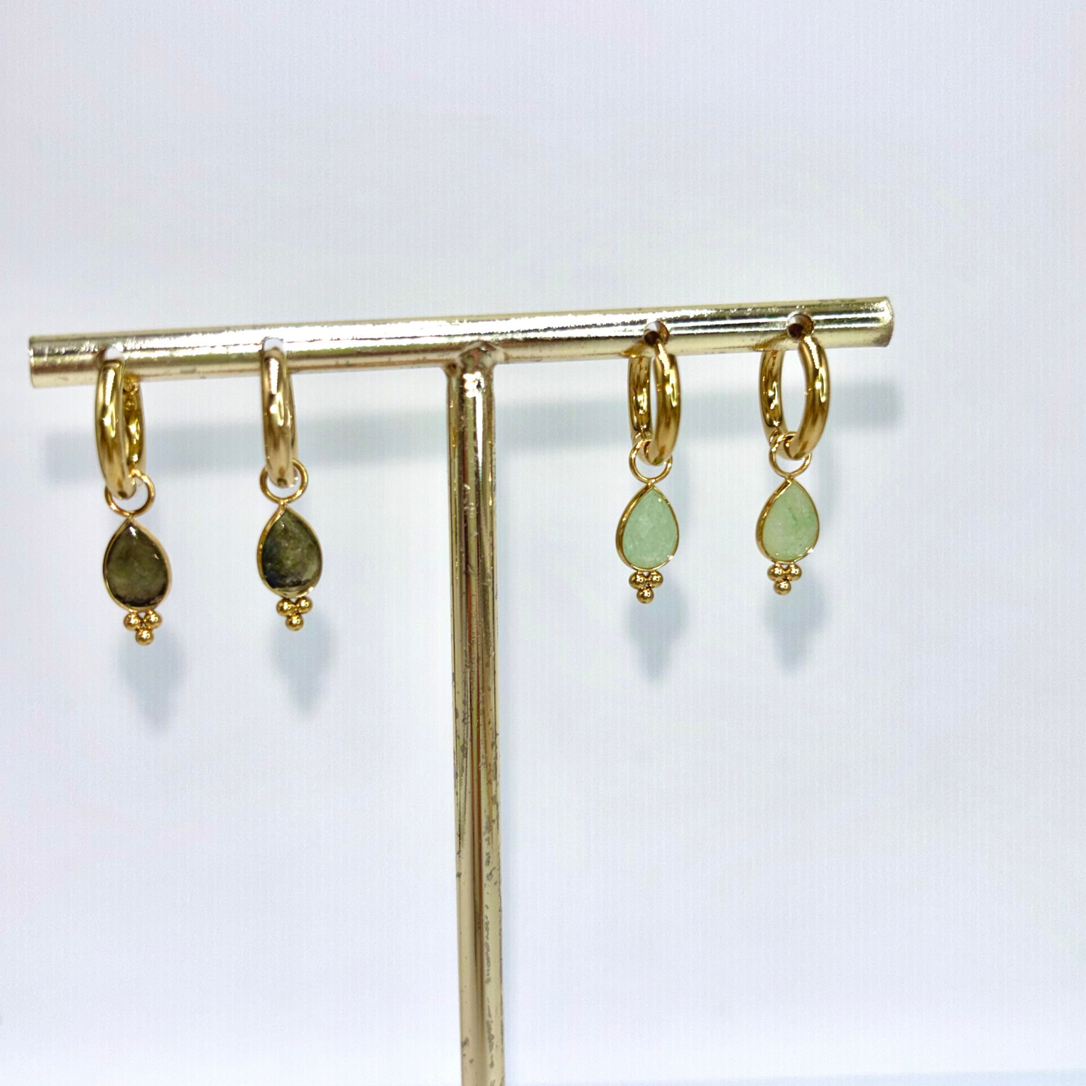 Boucles d'oreilles goutte labradorite et aventurine sur présentoir
