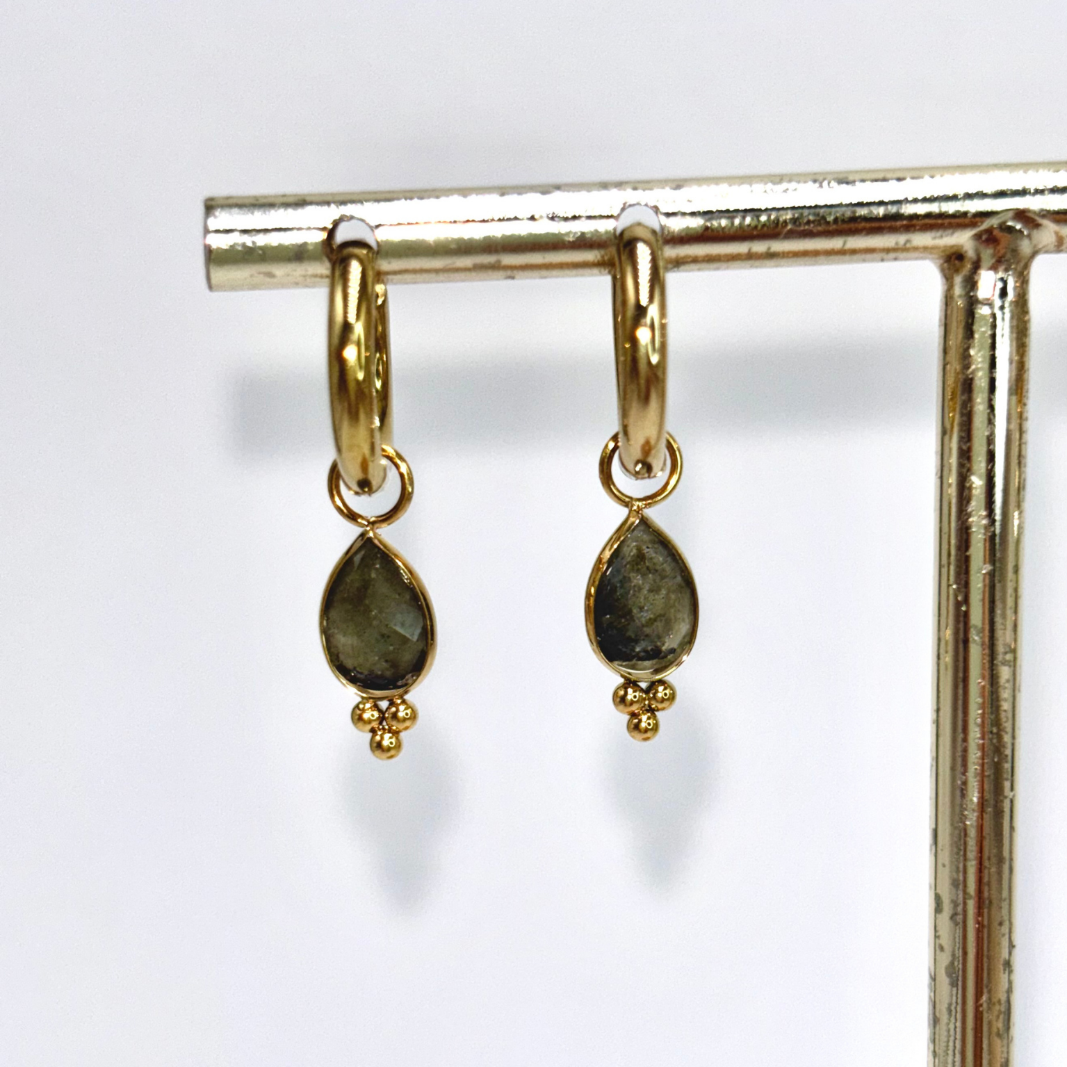 Boucles d'oreilles pendante goutte labradorite sur présentoir