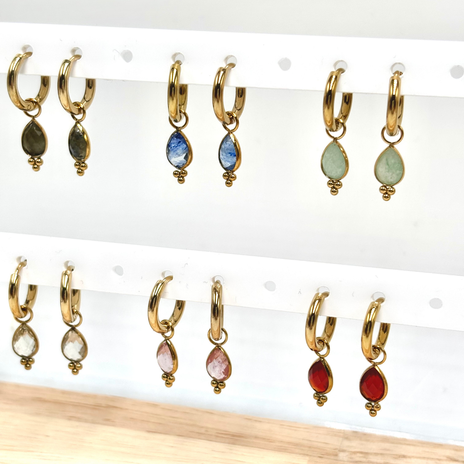 Boucles d'oreilles pendante mini créoles en acier inoxydable doré avec pendentif en forme de goutte en pierre naturelle et 3 petites boules
