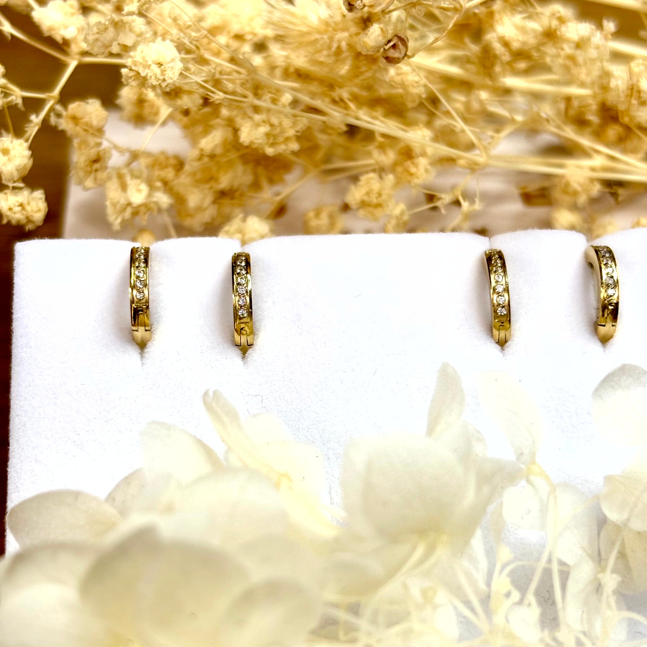 Boucles d'oreilles anneaux huggies en acier inoxydable doré à l'or fin 14K serties d'oxydes de zirconium