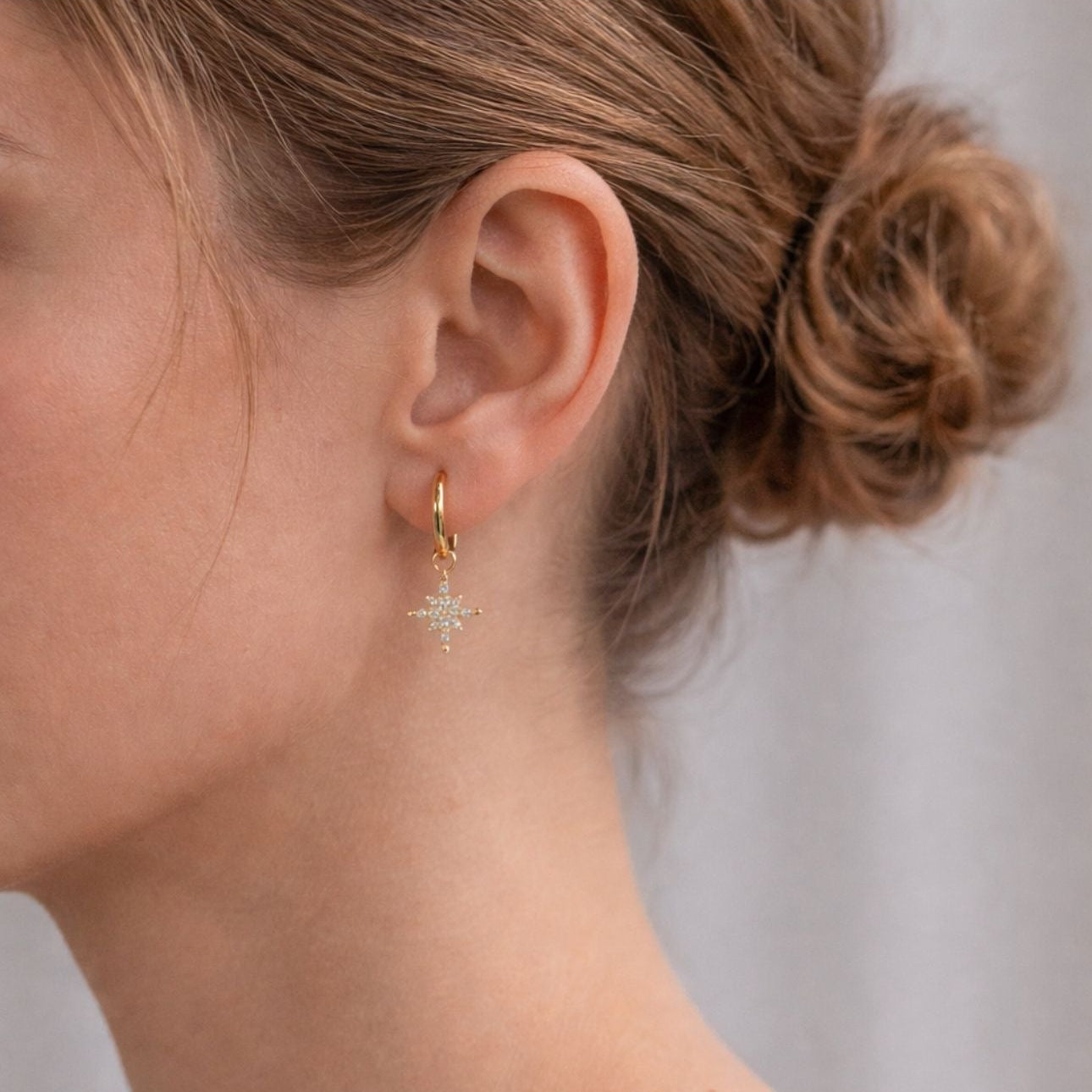 Boucles d'oreilles Polaris Anneau Etoile Pendante Acier Inoxydable 316L Doré 14K portées à l'oreille Djanet Bijoux