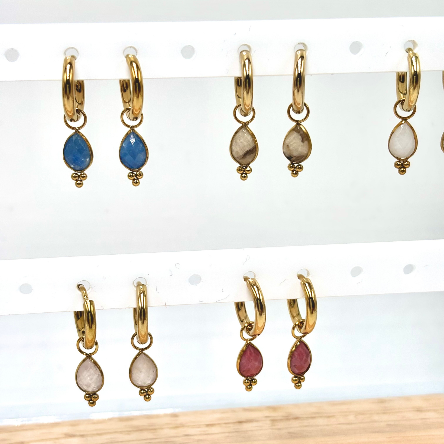 Boucles d'oreilles pendantes en acier doré avec pendentif en forme de goutte en pierre naturelle sur présentoir