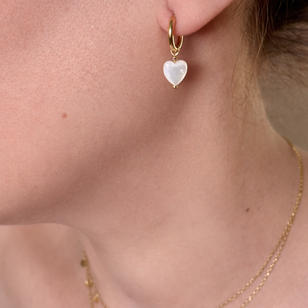 Boucles d'oreilles mini créoles acier doré coeur en nacre 
