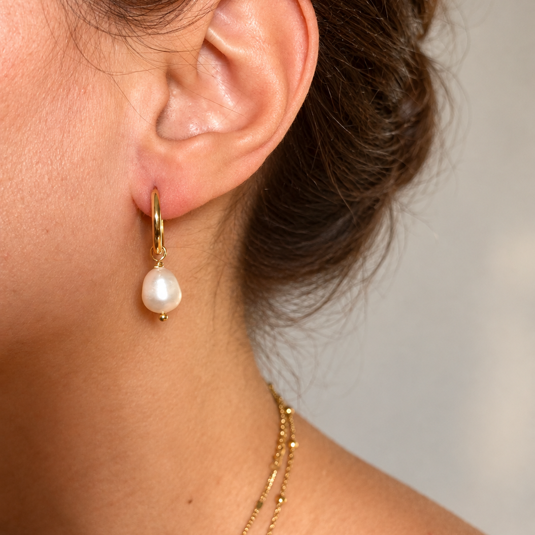 Boucles d'oreilles mini créoles en acier inoxydable doré avec perle d'eau douce 