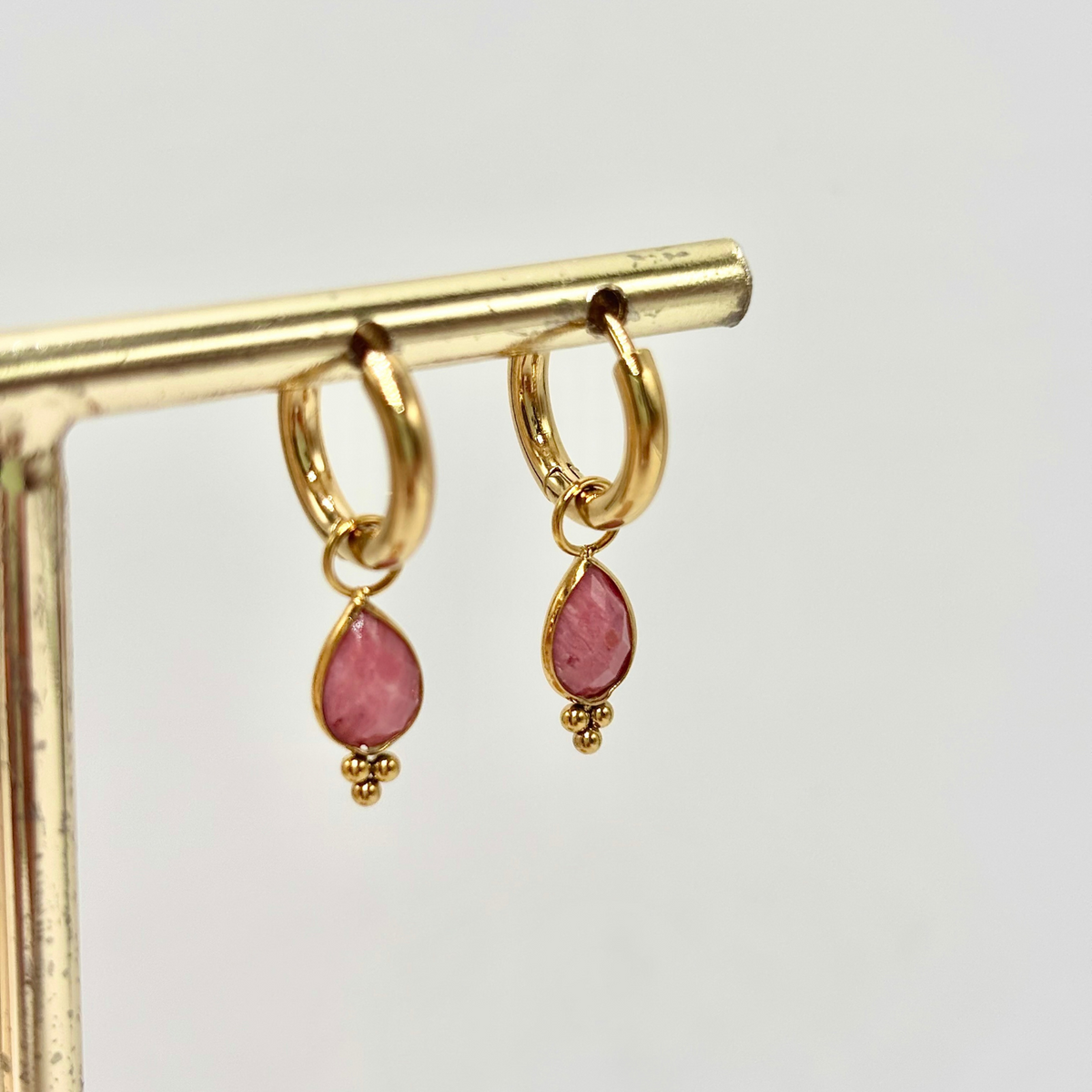 Boucles d'oreilles mini créoles pierre naturelle goutte rhodonite et 3 billes