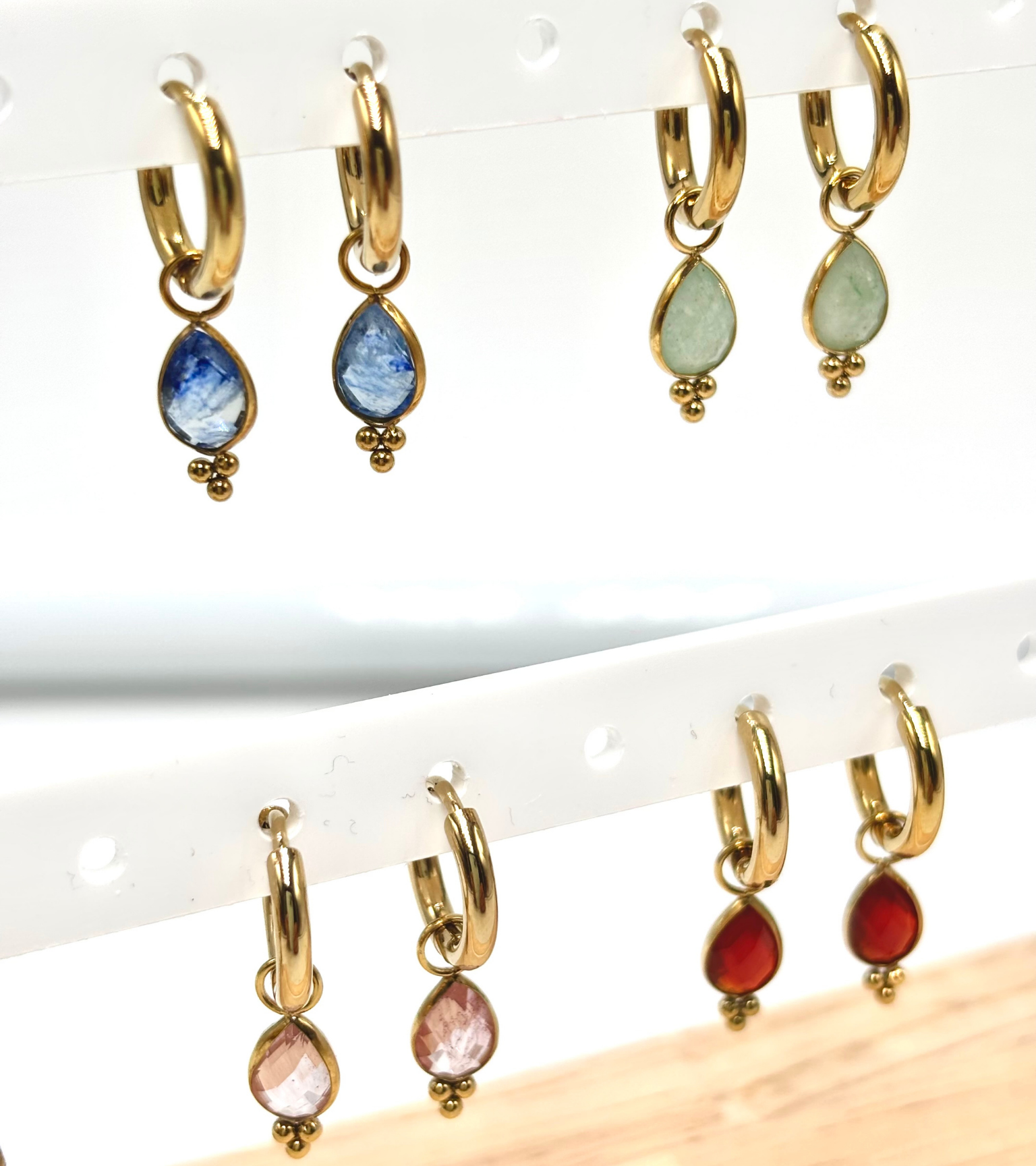 Boucles d'oreilles pendantes mini créoles avec pendentif en forme de goutte en pierre naturelle avec 3 petites boules en acier doré