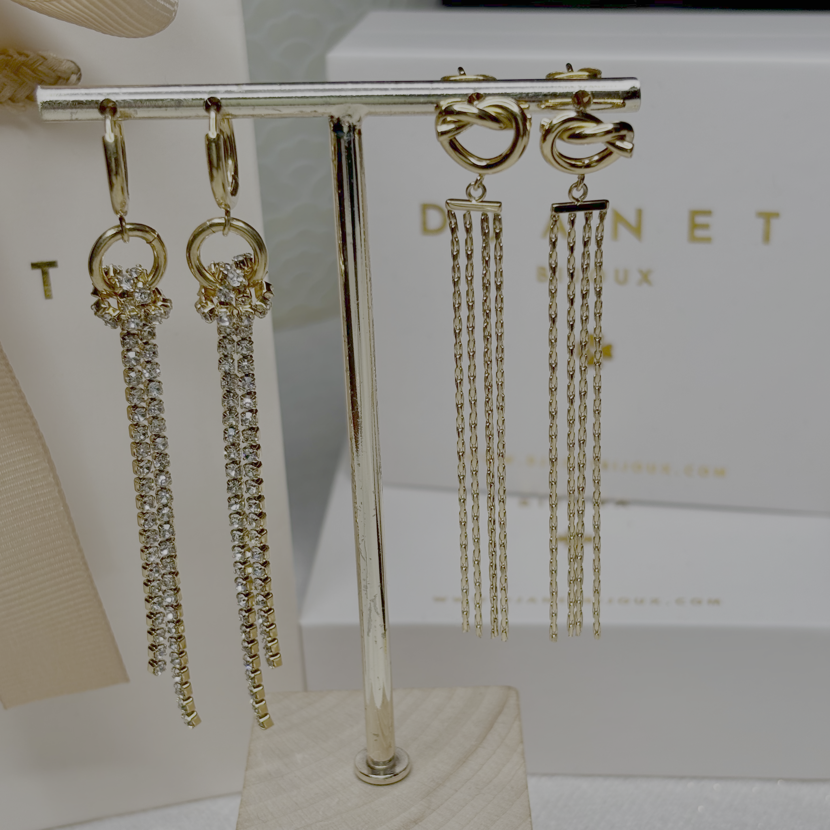 Boucles d'oreilles Giulia pendantes chaînes strass (oxyde de zirconium) et multi chaînes vénitiennes surmontées d'un noeud et d'anneaux en acier inoxydable doré à l'or fin 