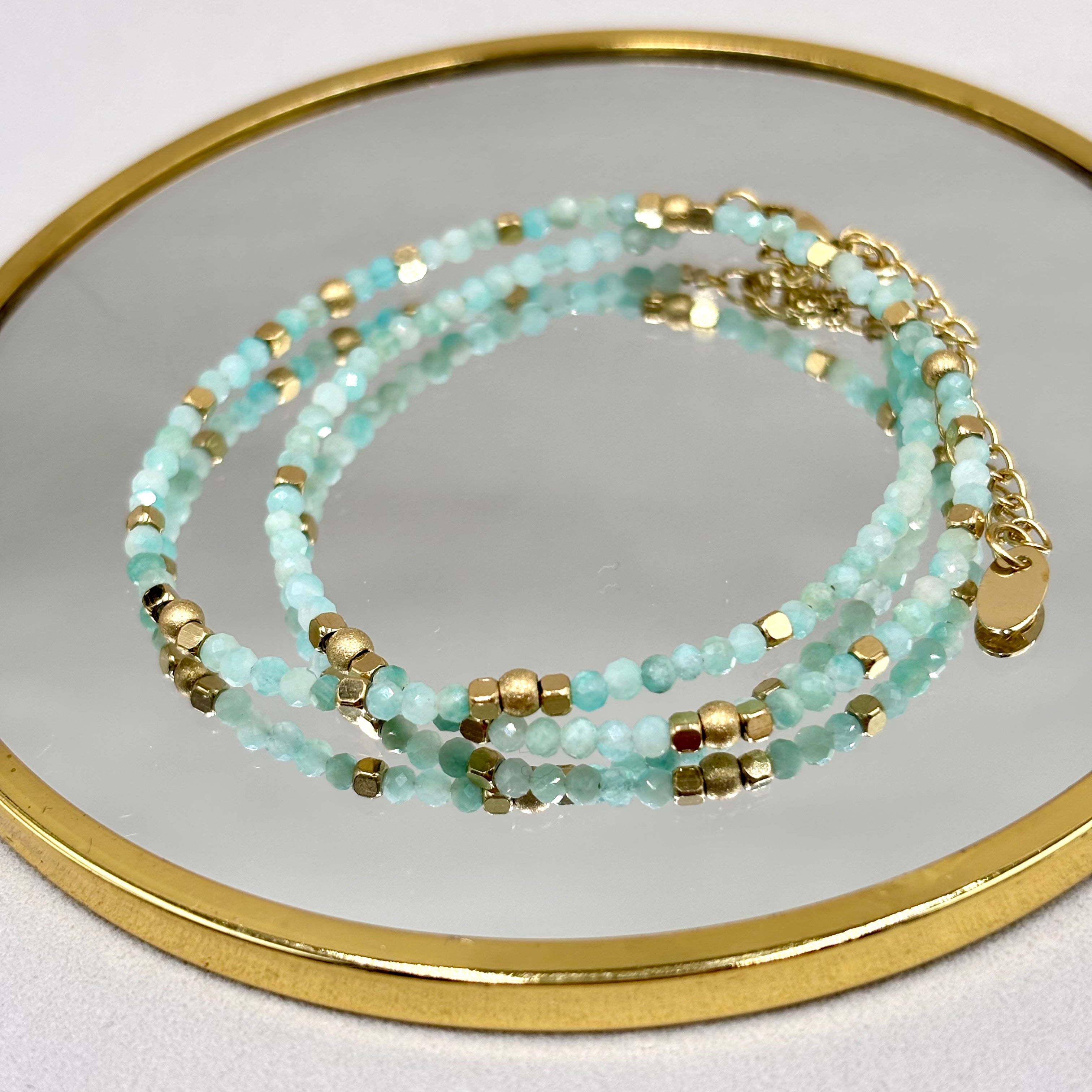 Bracelet en pierre amazonite orné de perles en acier inoxydable doré et d'hématites dorées