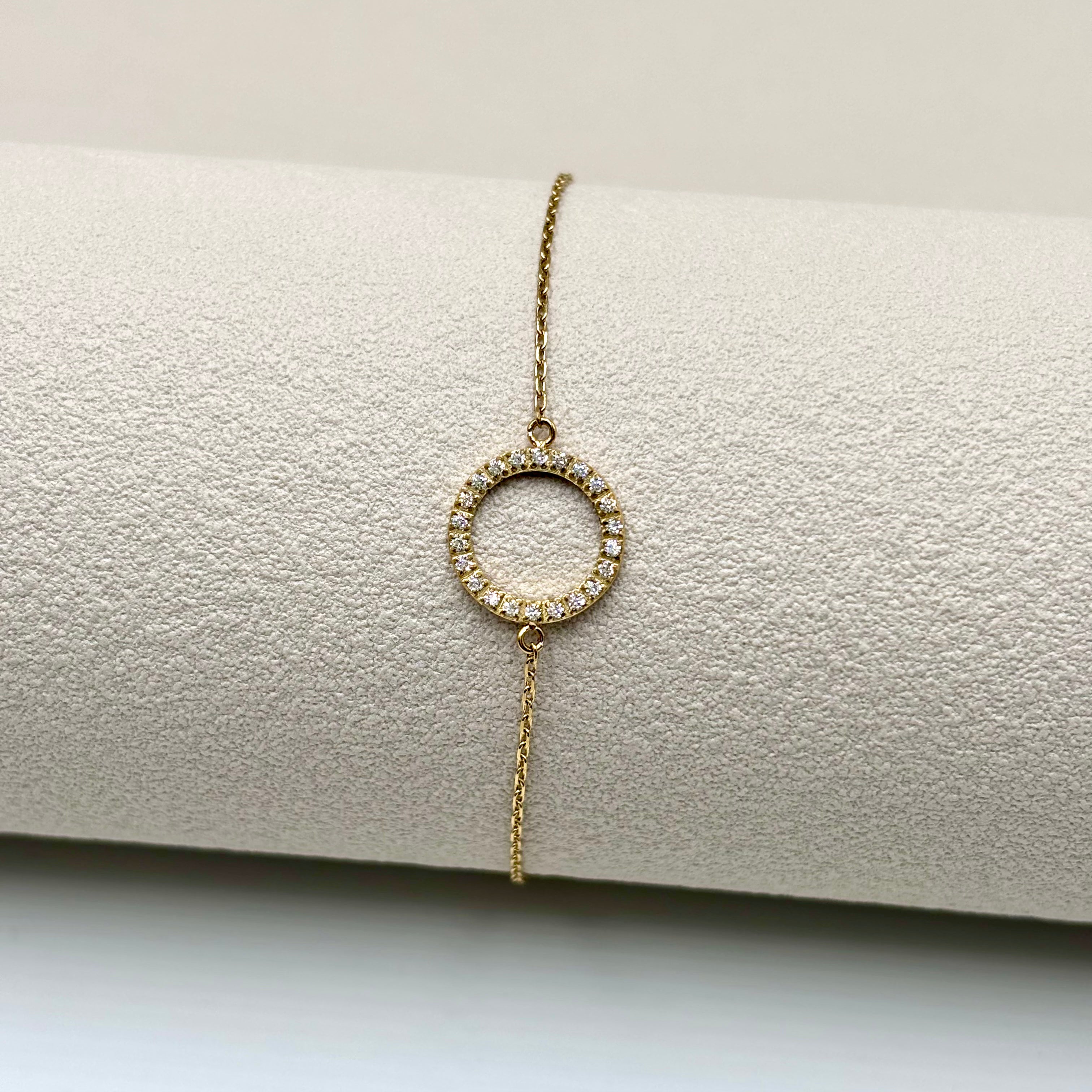 Bracelet Aura chaine fine doré Ornée d'un Cercle Ajouré Serti d'oxydes de Zirconium 