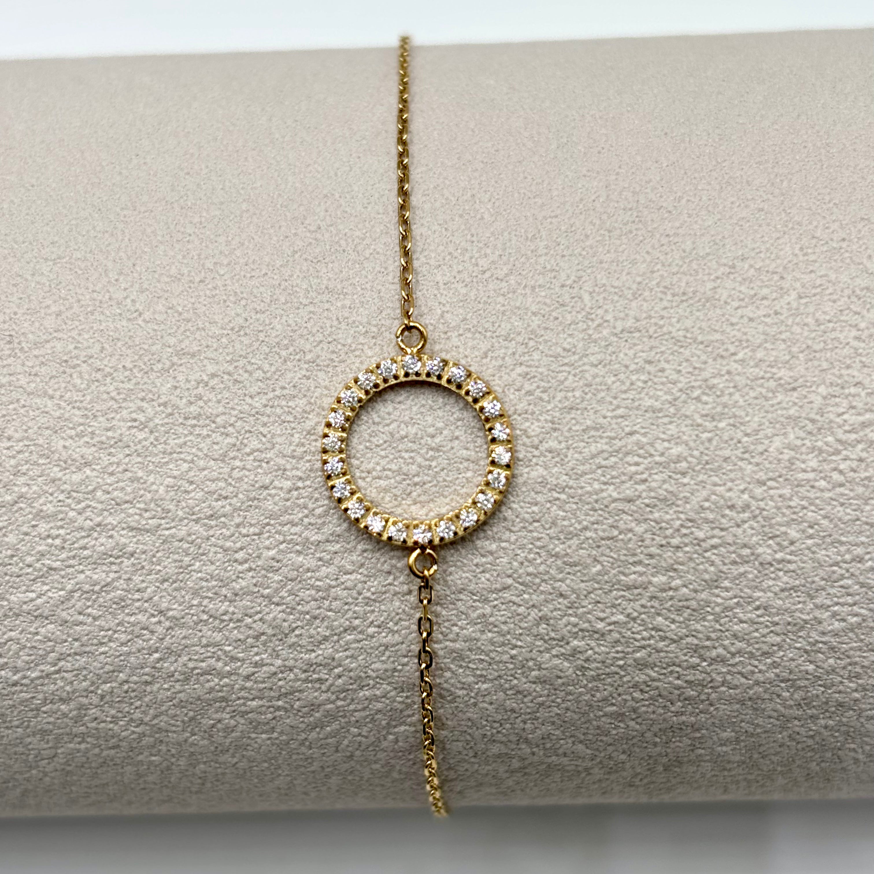 Bracelet Aura chaine fine forçat doré orné d'un cercle ajouré serti d'oxydes de zirconium