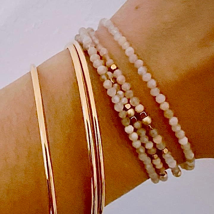 Bracelet Luzia multirang pierre de soleil et acier inoxydable porté avec des joncs