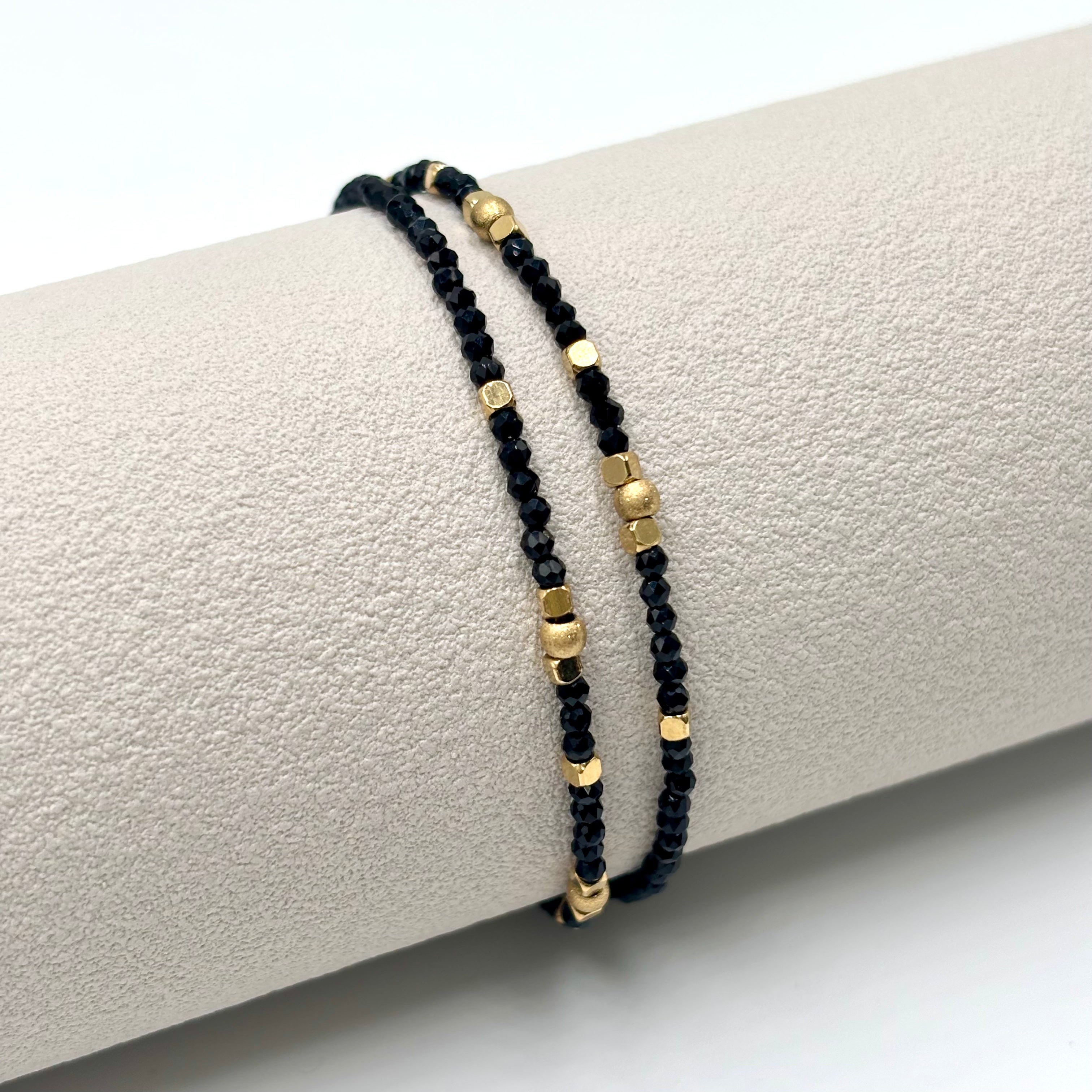 Bracelet en Onyx hématites et acier inoxydable doré Deira enroulé sur présentoir