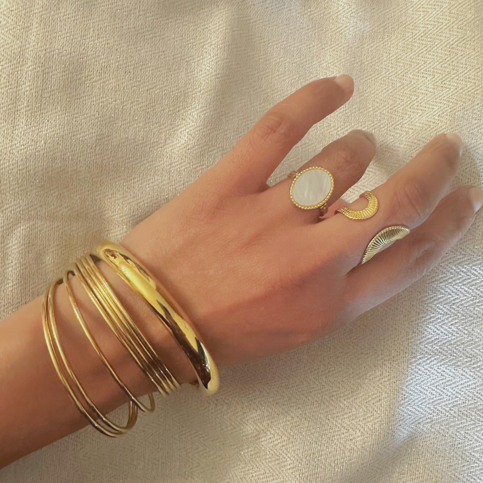 Bracelet semainier 7 joncs Djanette porté avec bague nacre et acier inoxydable