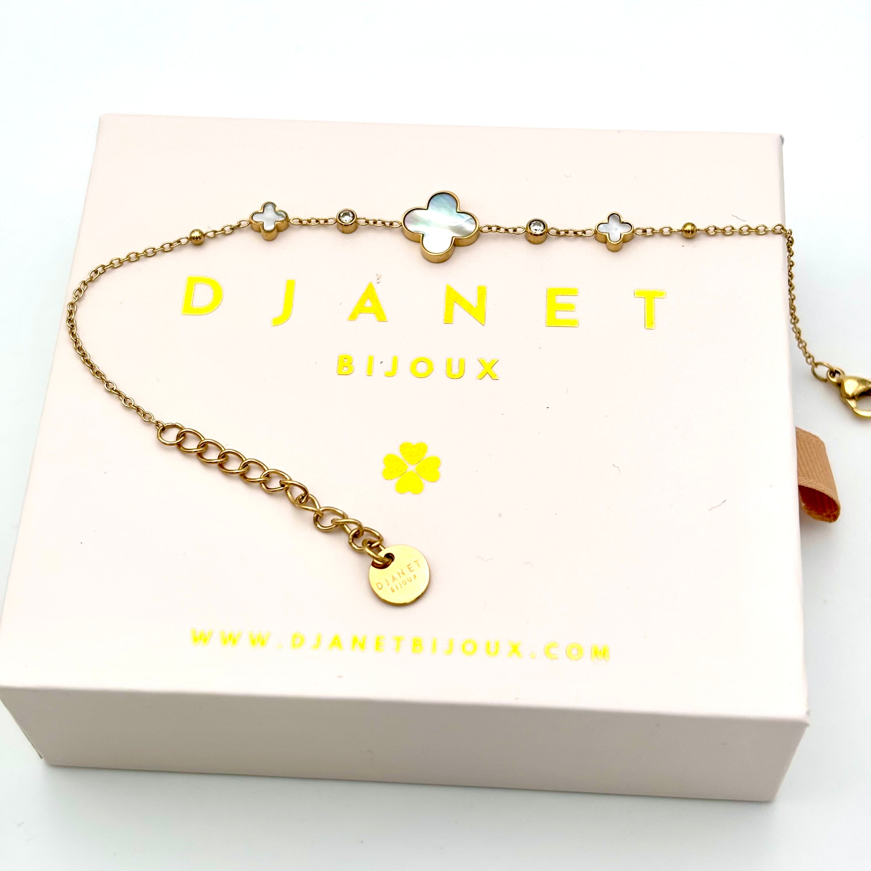 Bracelet acier inoxydable dore 3 trèfles nacre et 2 zirconium présenté sur boite cadeau Djanet Bijoux